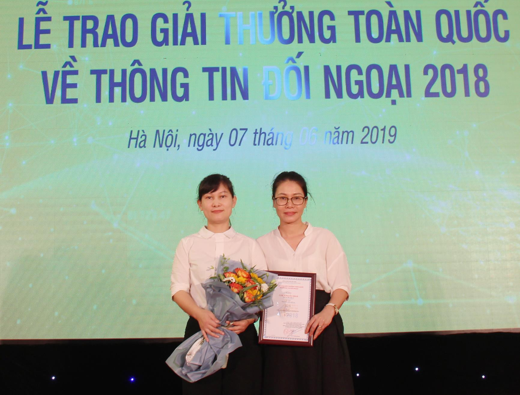 Nhóm tác giả Báo Nghệ An nhận giải thưởng thông tin đối ngoại năm 2018. Ảnh: K.L