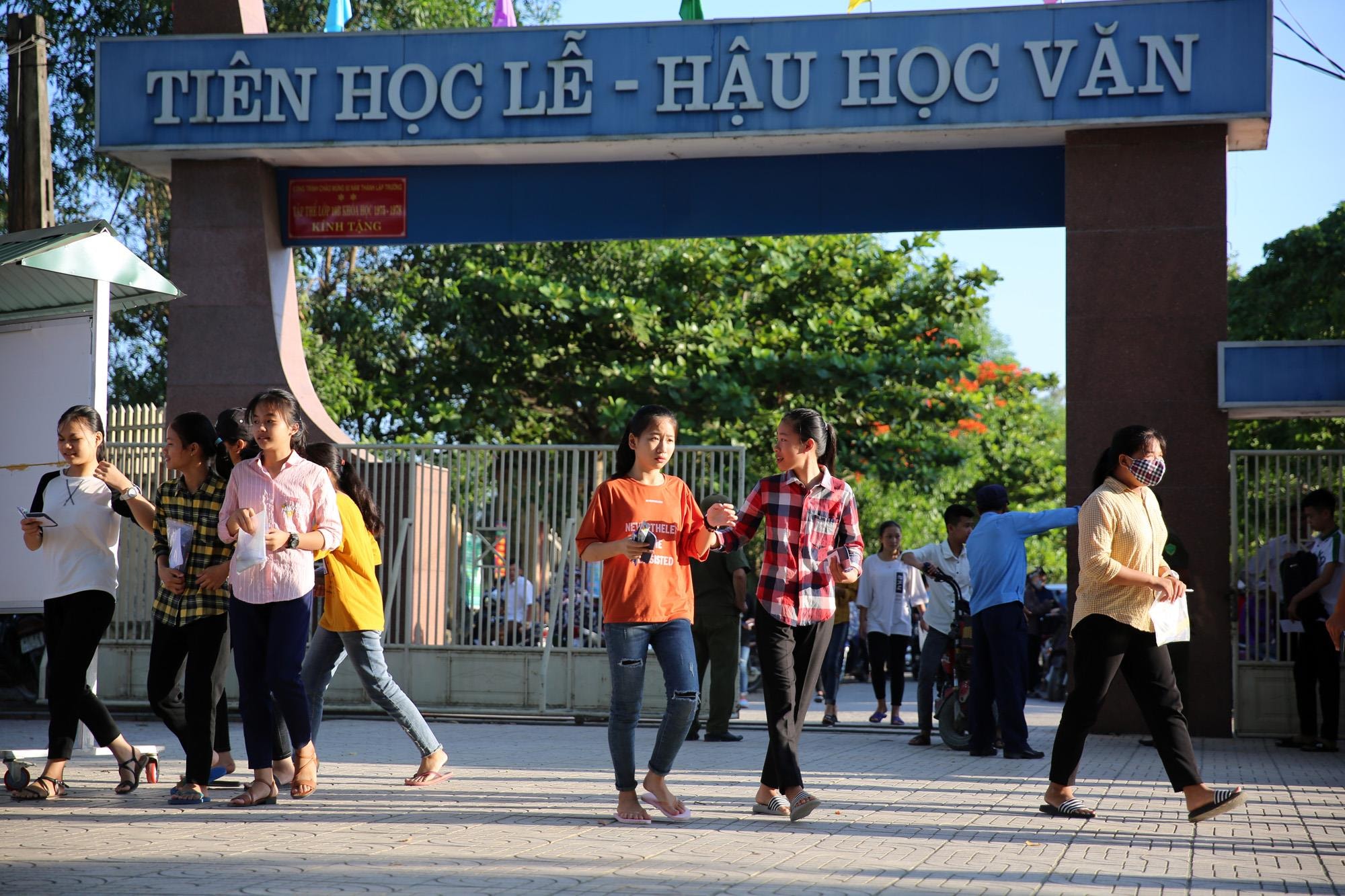 Thời tiết nắng nóng nên thí sinh ở điểm thi Trường THPT Lê Hồng Phong đến phòng thi rất sớm. Ảnh: Đức Anh