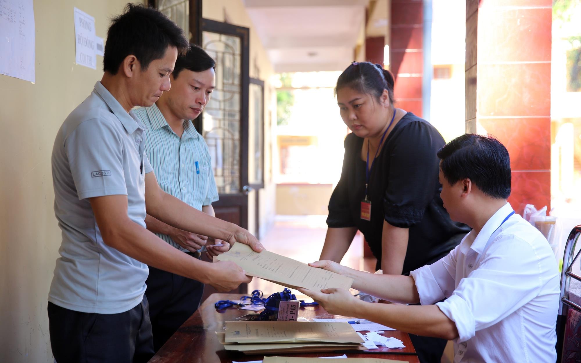 Các giáo viên Trường THPT Lê Hồng Phong chuẩn nhận hồ sơ chuẩn bị làm nhiệm vụ cho buổi thi cuối cùng. Ảnh: Đức Anh