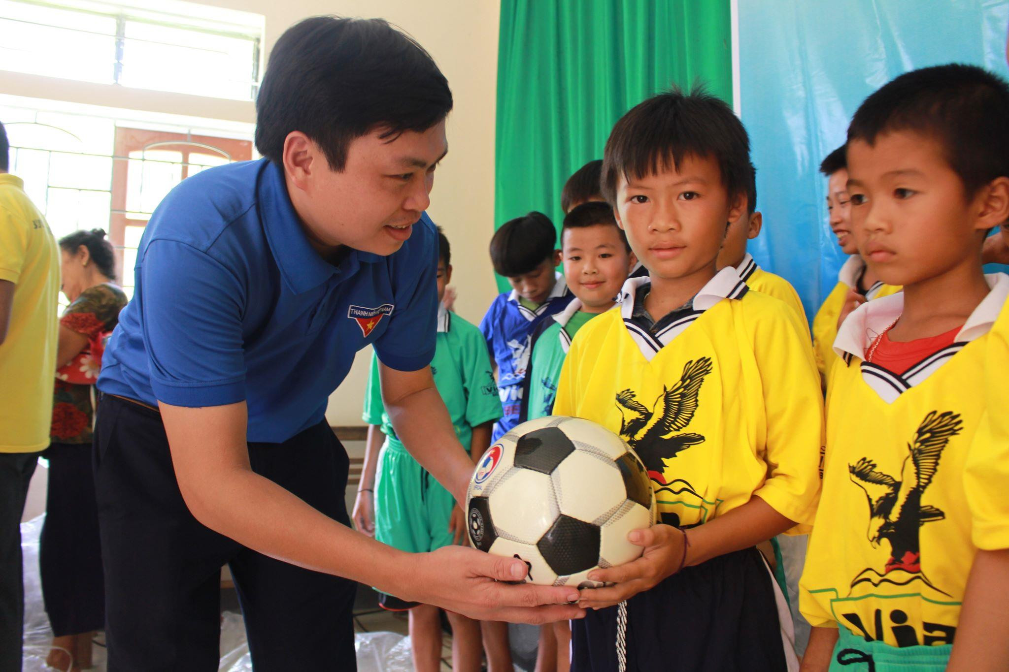 Tặng bóng đá và một số dụng cụ thể thao cho các em học sinh ở xã Xiêng My. 