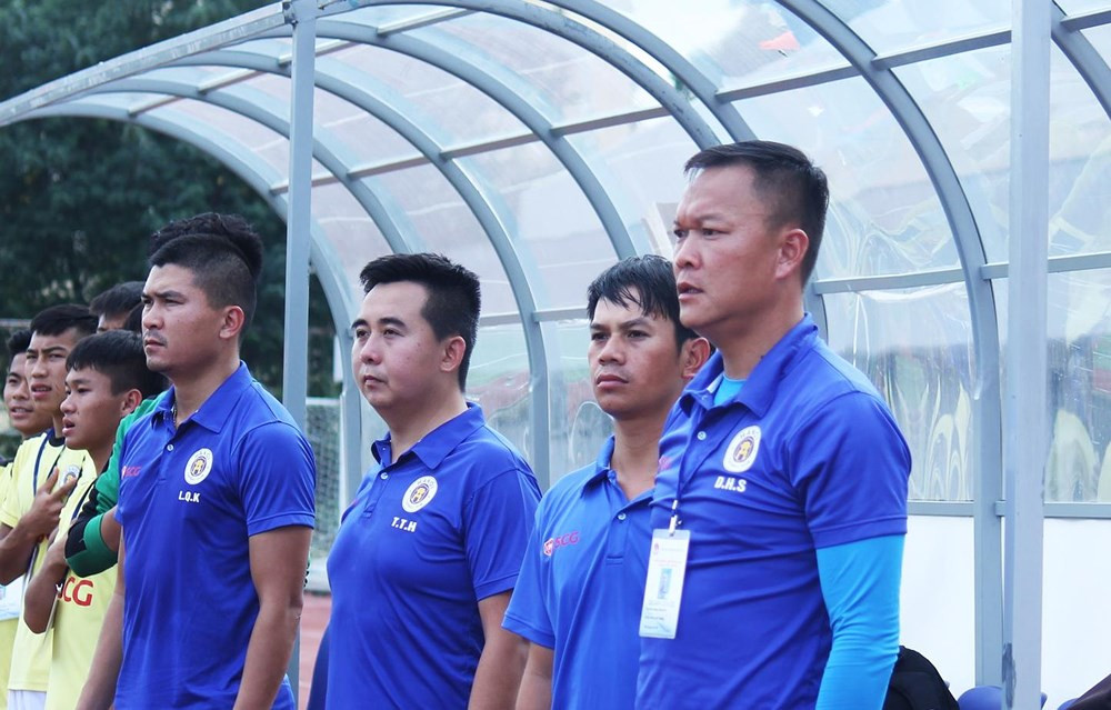 Dương Hồng Sơn (ngoài cùng bên phải) hiện đang là HLV trưởng đội bóng hạng Nhì Trẻ Hà Nội. Ảnh tư liệu