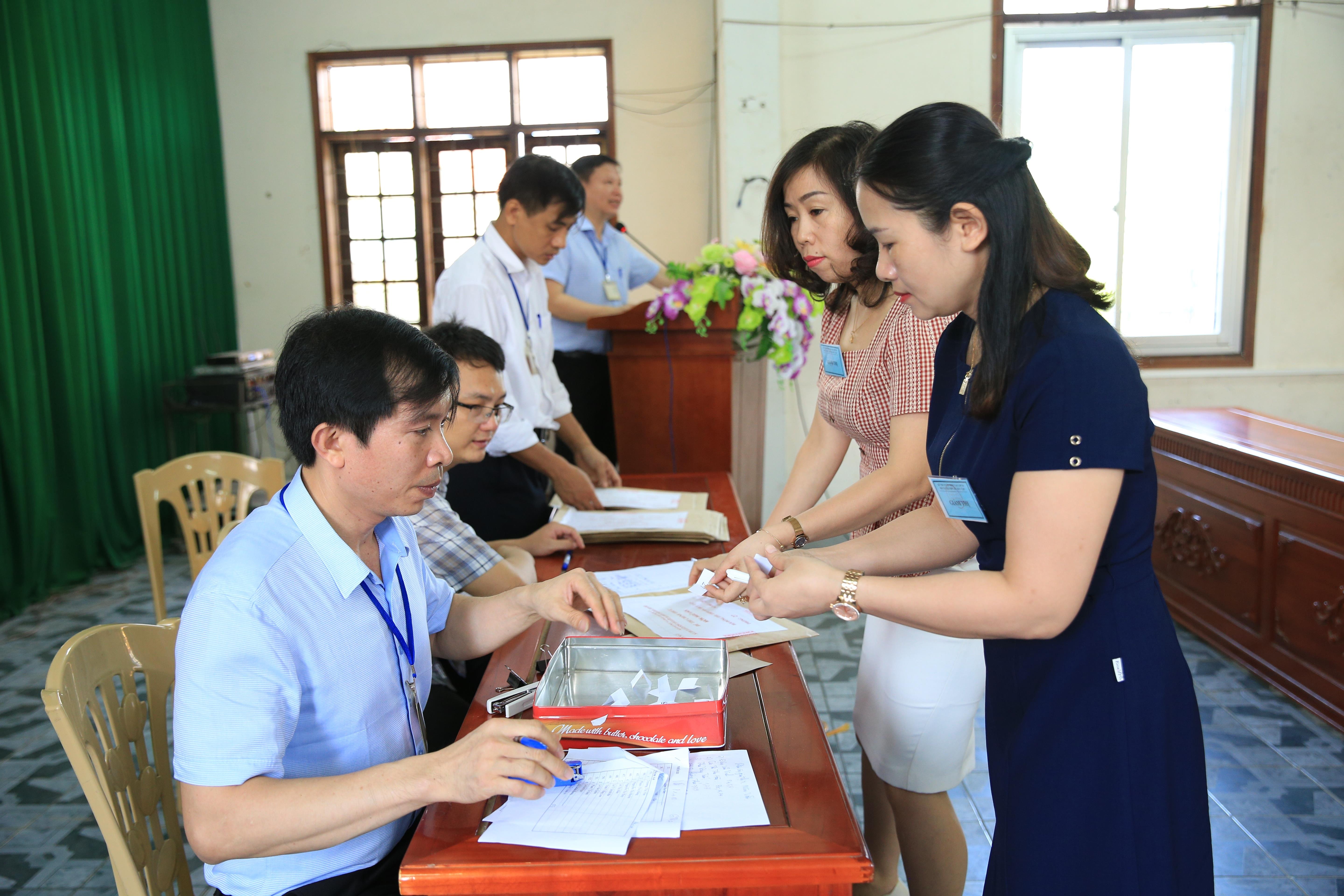 Hội đồng thi tại điểm thi trường THPT Hà Huy Tập thực hiện bốc thăm nhận đề thi và phòng thi trước khi thi môn Ngữ văn. Ảnh: Hồ Phương