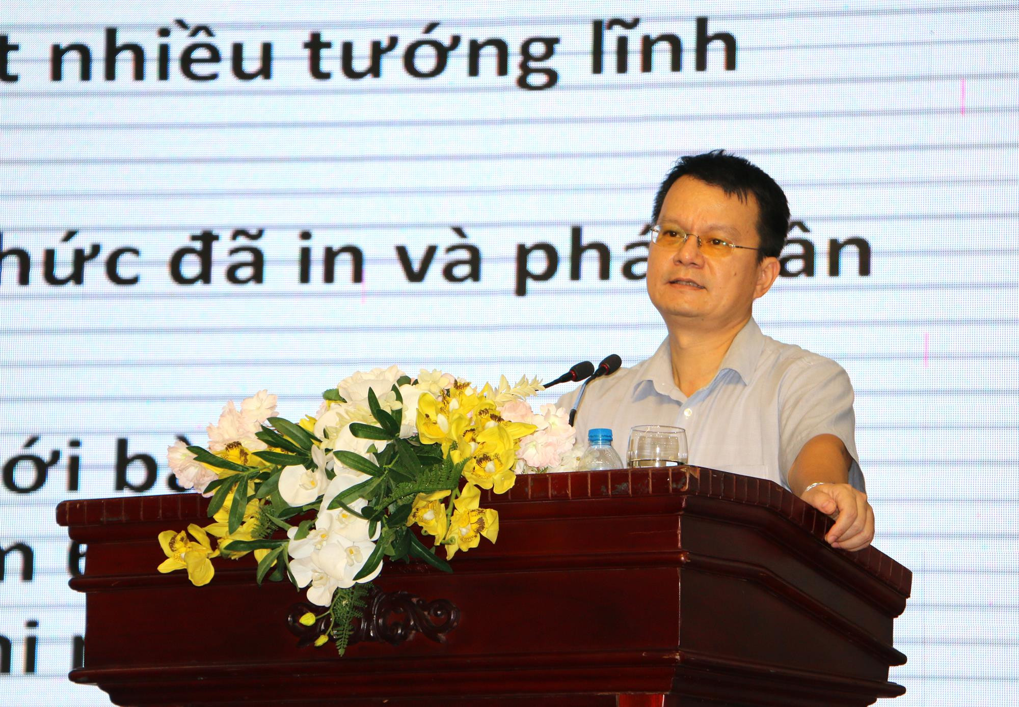Tiến sĩ Trần Việt Thái- Phó Viện trưởng Viện Nghiên cứu chiến lược Bộ ngoại giao trực tiếp cung cấp thông tin cho đội ngũ doanh nhân Nghệ An. Ảnh: Nguyễn Hải
