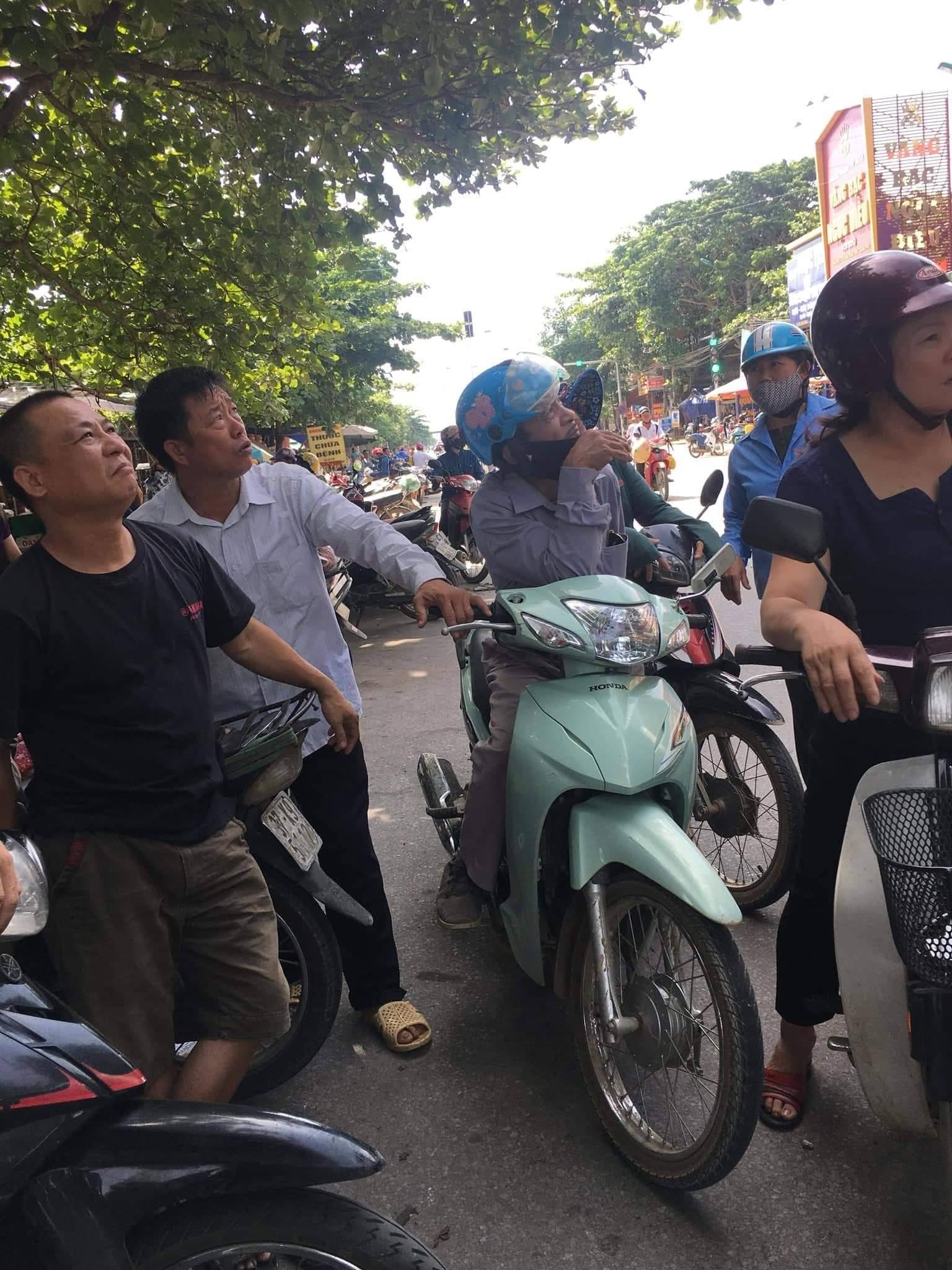 Hàng trăm người dân hiếu kỳ kéo tới xem. Ảnh: Lê Trần