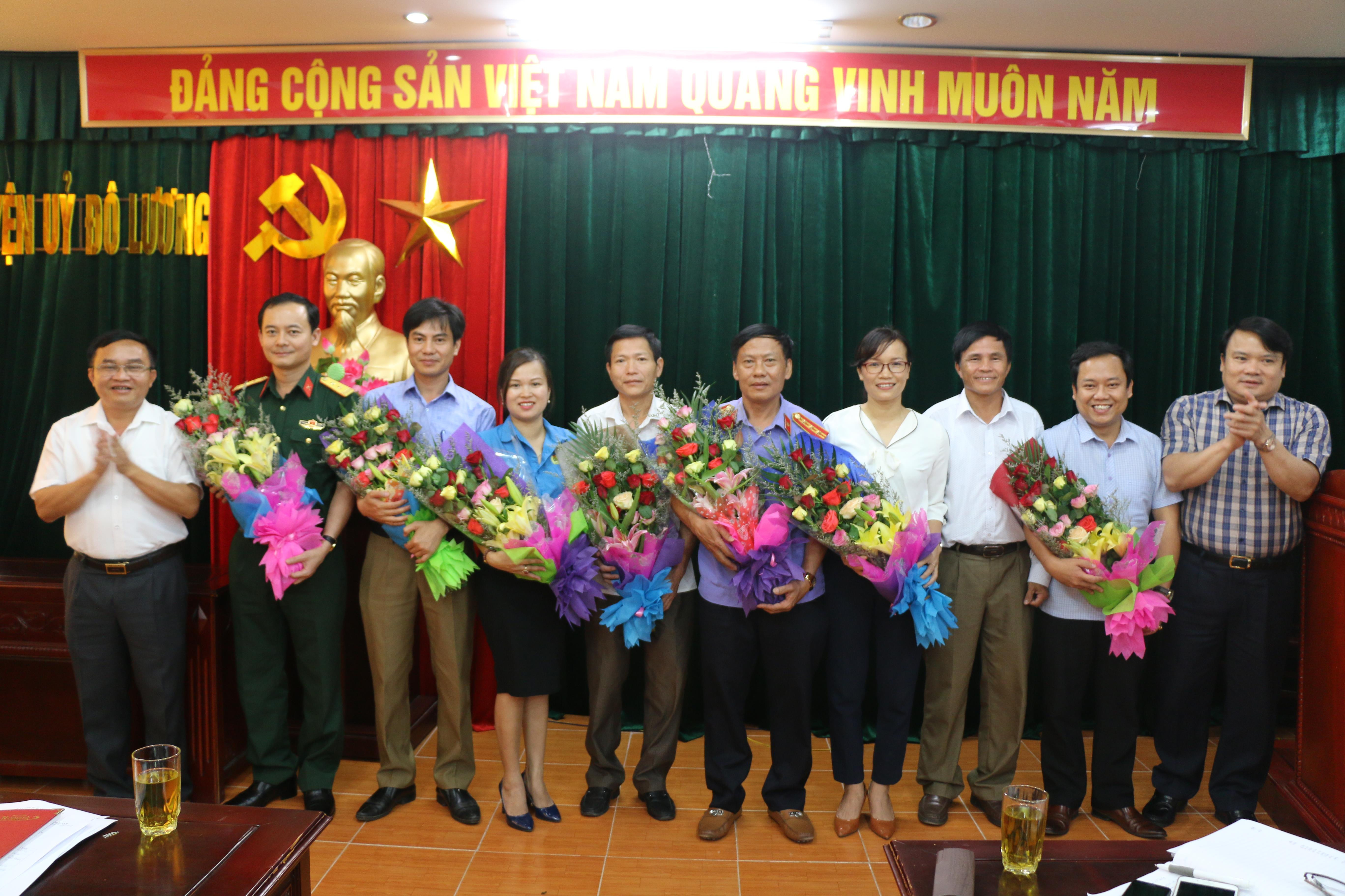 Thường trực Huyện ủy Đô Lương tặng hoa chúc mừng các đồng chí được chỉ định tham gia Ban chấp hành Đảng bộ huyện. Ảnh: Hữu Hoàn