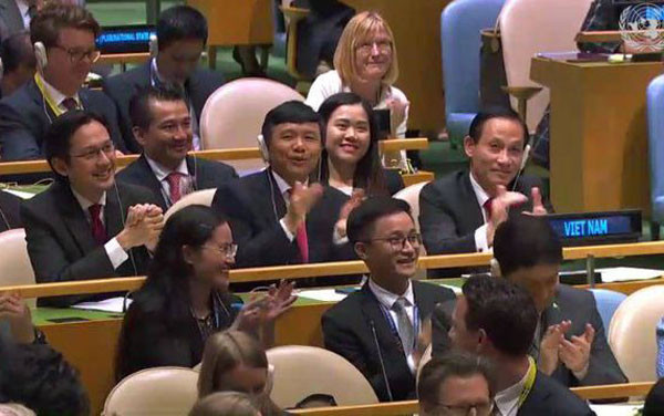 Khán phòng vỗ tay chúc mừng phái đoàn Việt Nam tại Liên Hợp Quốc. Ảnh: chụp màn hình