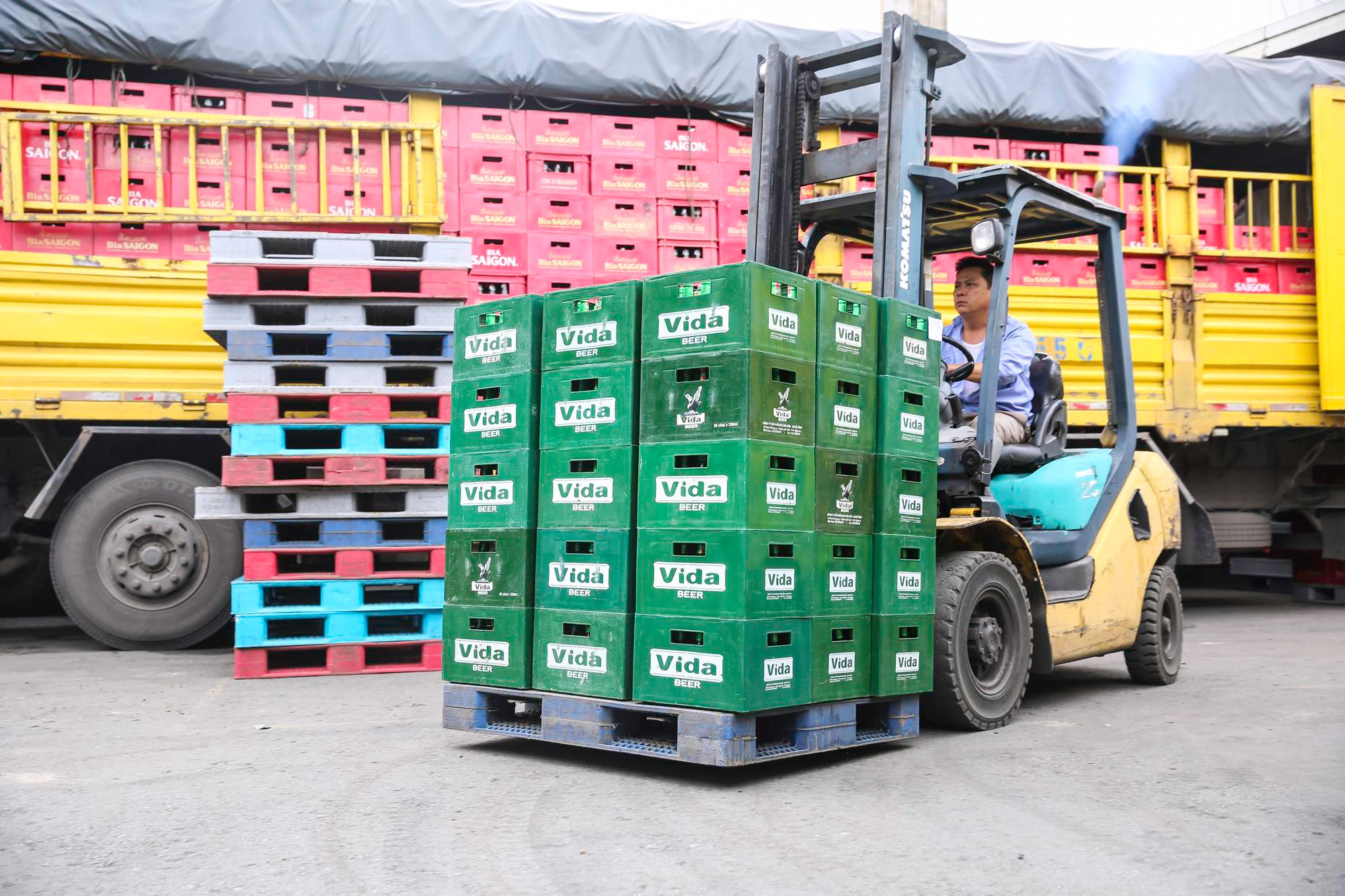 Hoạt động bốc xếp, vận chuyển bia tại Công ty cổ phần Bia Sài Gòn - Nghệ Tĩnh. Ảnh: Đức Anh