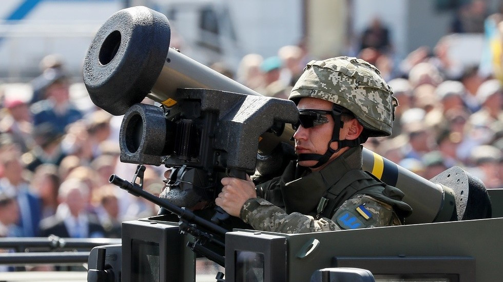 Binh sĩ Ukraine cầm tên lửa chống hạm Javelin do Mỹ sản xuất tại lễ diễu binh mừng Ngày Quốc khánh tháng 8/2018. Ảnh: Reuters
