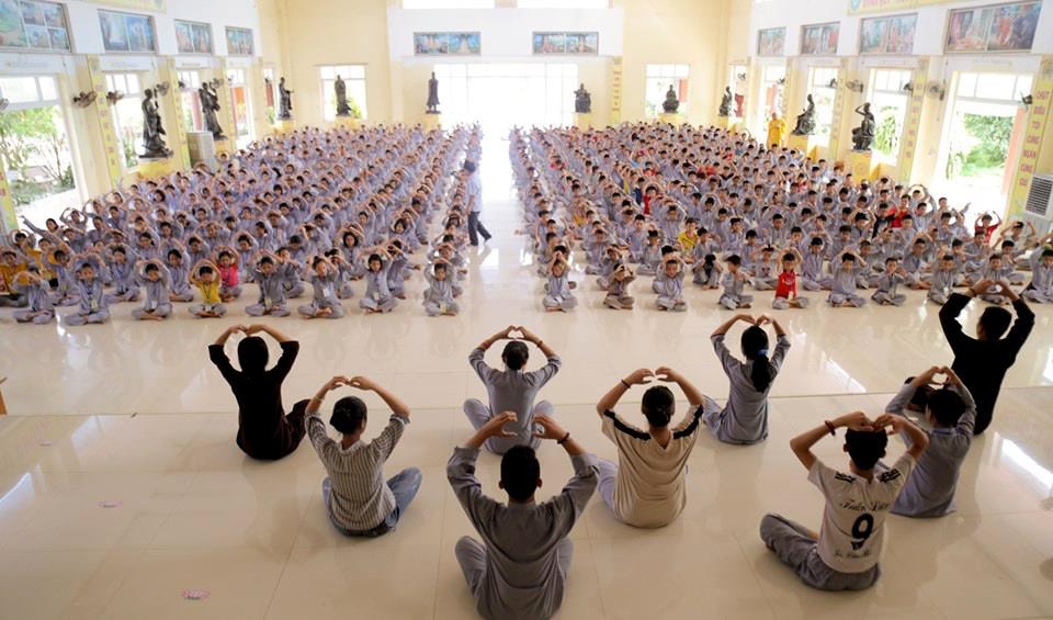 Dịp này, hàng nghìn thanh thiếu niên tuổi đời từ 9 – 25 tuổi đã đăng ký tham gia khóa tu mùa hè tại các chùa. Về chùa, các khóa sinh được bố trí chỗ ăn, ngủ, sinh hoạt theo quy định,  tất cả hoàn toàn miễn phí. Hàng ngày, các em dậy sớm thực hiện nhiều hoạt động  như nghe pháp thoại, ngồi thiền, luyện tập thể thao … 