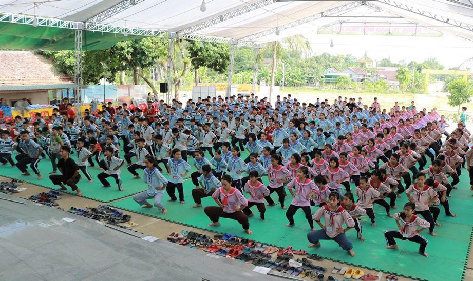 Chùa Viên Quang còn tổ chức dạy tiếng Anh, võ thuật, đưa vào khóa tu các vấn đề mang tính thời sự (nói không với game, thái độ với Facebook, bảo vệ môi trường, bạo lực gia đình, nhiễm độc thực phẩm……)