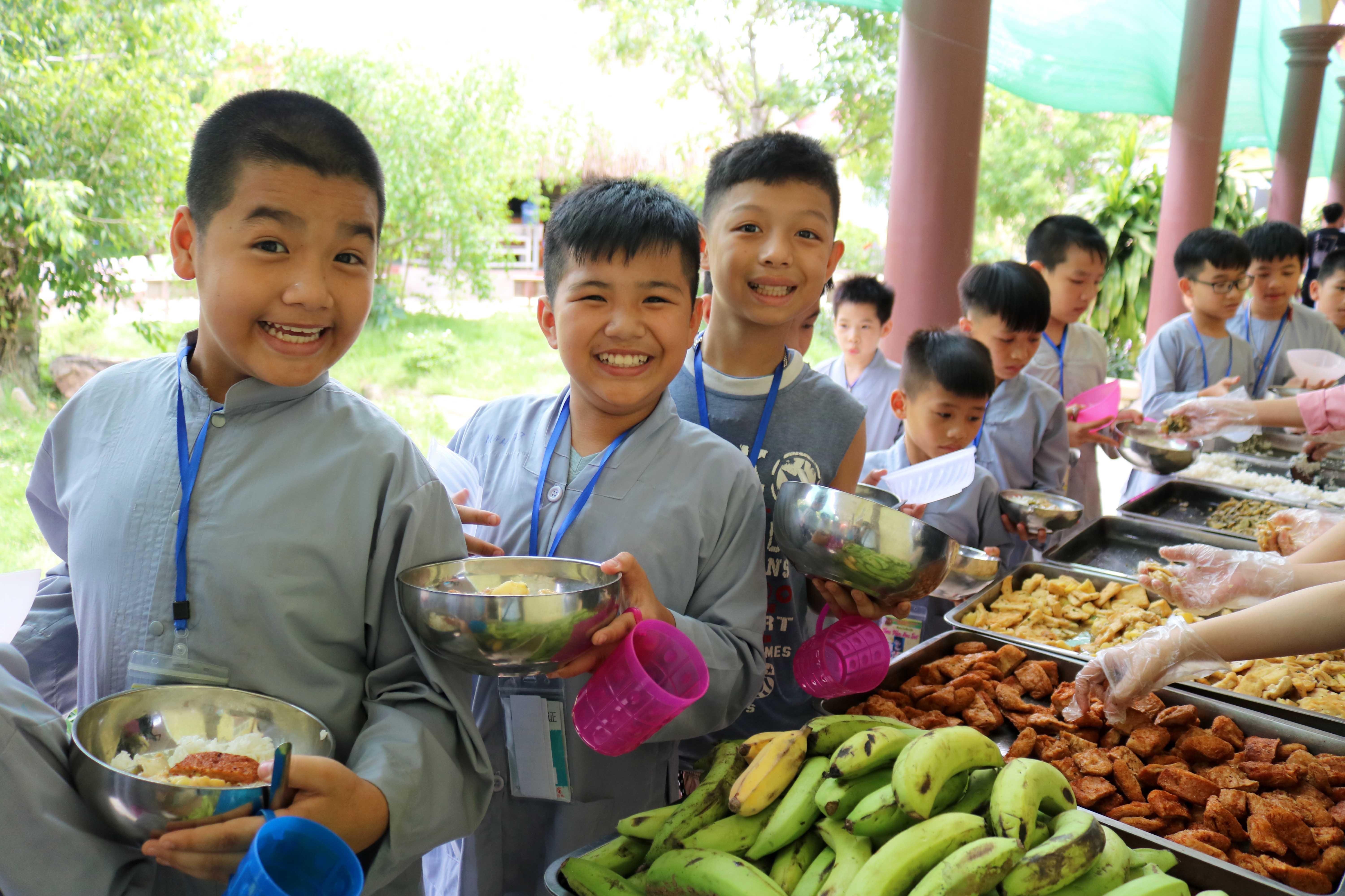 em Nguyễn Mạnh Đức (11 tuổi) quê xã Hưng Lộc (TP Vinh) tâm sự: “Đây là lần đầu tiên con tham gia khóa tu mùa hè. Bảy ngày qua, con đã được sống tập thể, được các sư thầy chỉ dạy về Phật pháp, được vui chơi cùng nhiều bạn bè, con cảm thấy rất vui. Con sẽ nhớ mãi về khóa tu này và sẽ tham gia tiếp trong khóa tu năm sau”. 