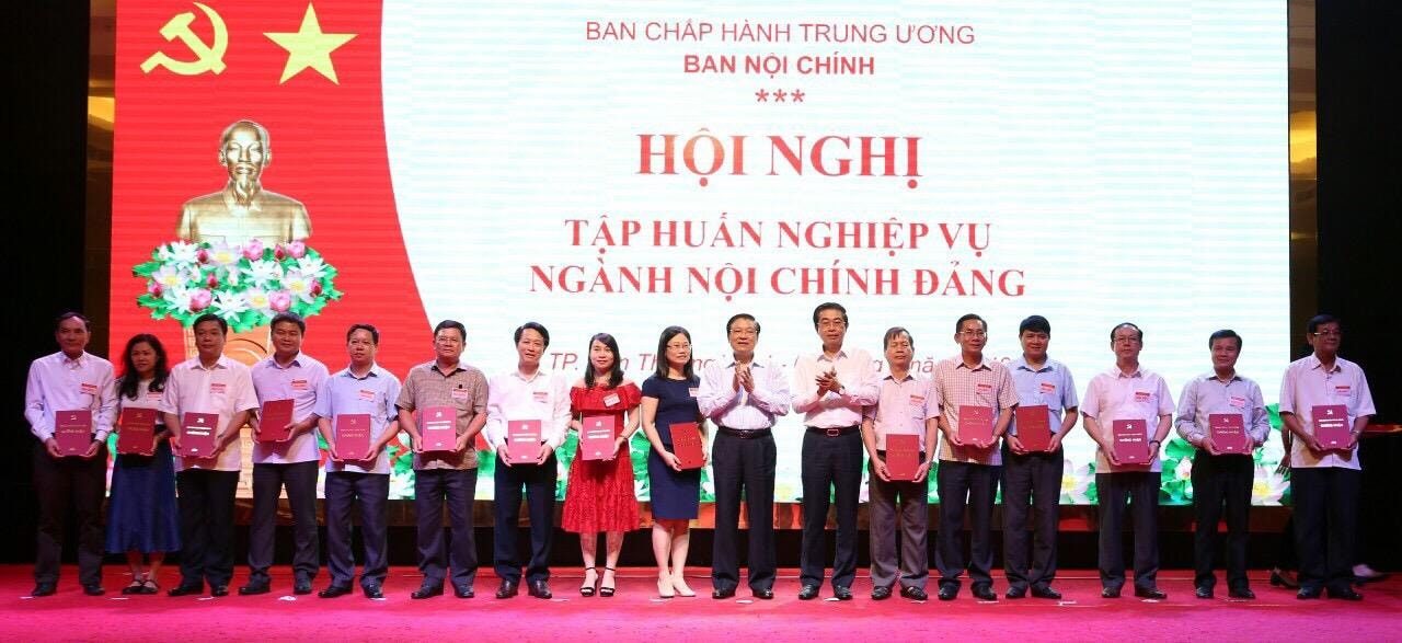 Đồng chí Phan Đình Trạc - Bí thư Trung ương Đảng, Trưởng Ban Nội chính Trung ương trao Giấy chứng nhận cho đại diện các đoàn tham gia tập huấn