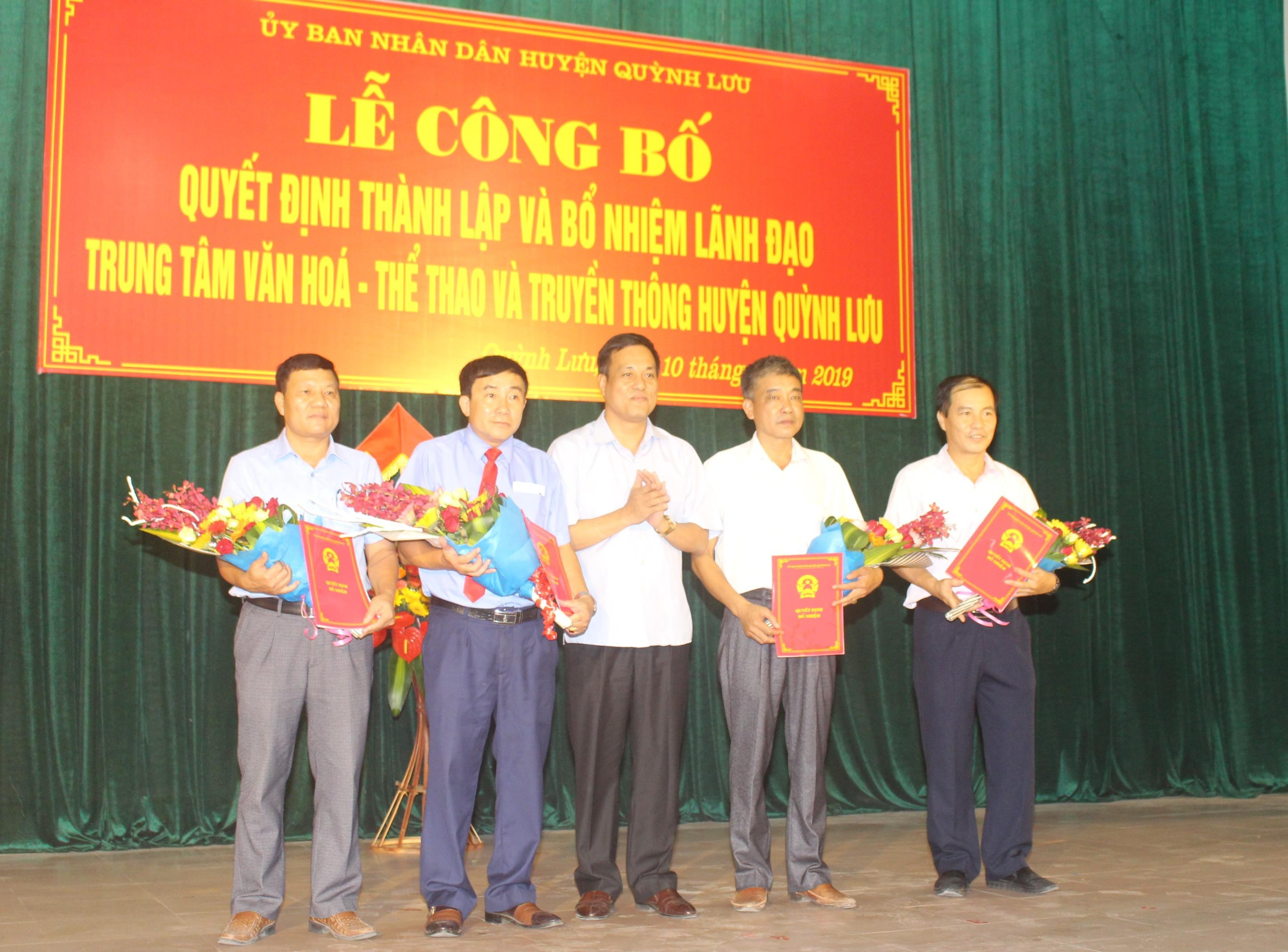 Lãnh đạo huyện Quỳnh Lưu trao quyết định thành lập Trung tâm Văn hóa, Thể thao và Truyền Thông huyện  Quỳnh Lưu, tặng hoa chúc mừng đồng chí Giám đốc và các Phó giám đốc