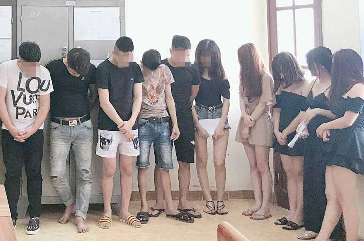 18 nam nữ thanh niên bị đưa về trụ sở công an. Ảnh: Công an Bắc Ninh.