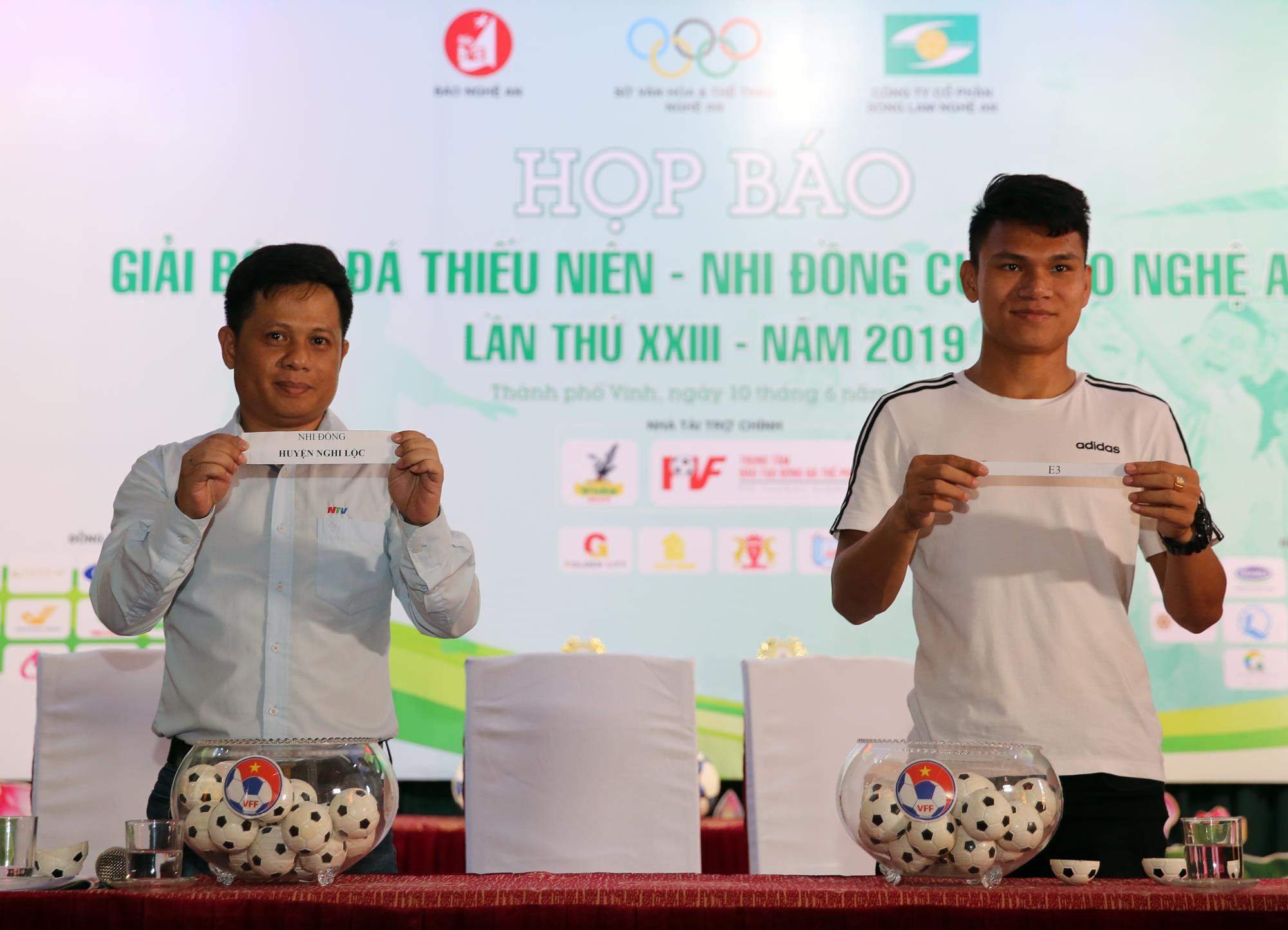 Cầu thủ Phạm Xuân Mạnh và nhà báo Nguyễn Hưng bốc thăm, chia bảng đấu lứa tuổi nhi đồng. Ảnh: Đức Anh