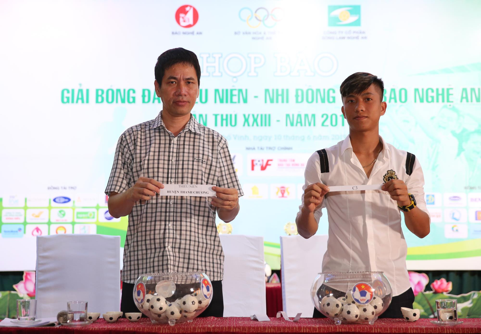 Cầu thủ Phan Văn Đức và nhà báo Thành Châu bốc thăm, chia bảng đấu lứa tuổi thiếu niên. Ảnh: Đức Anh