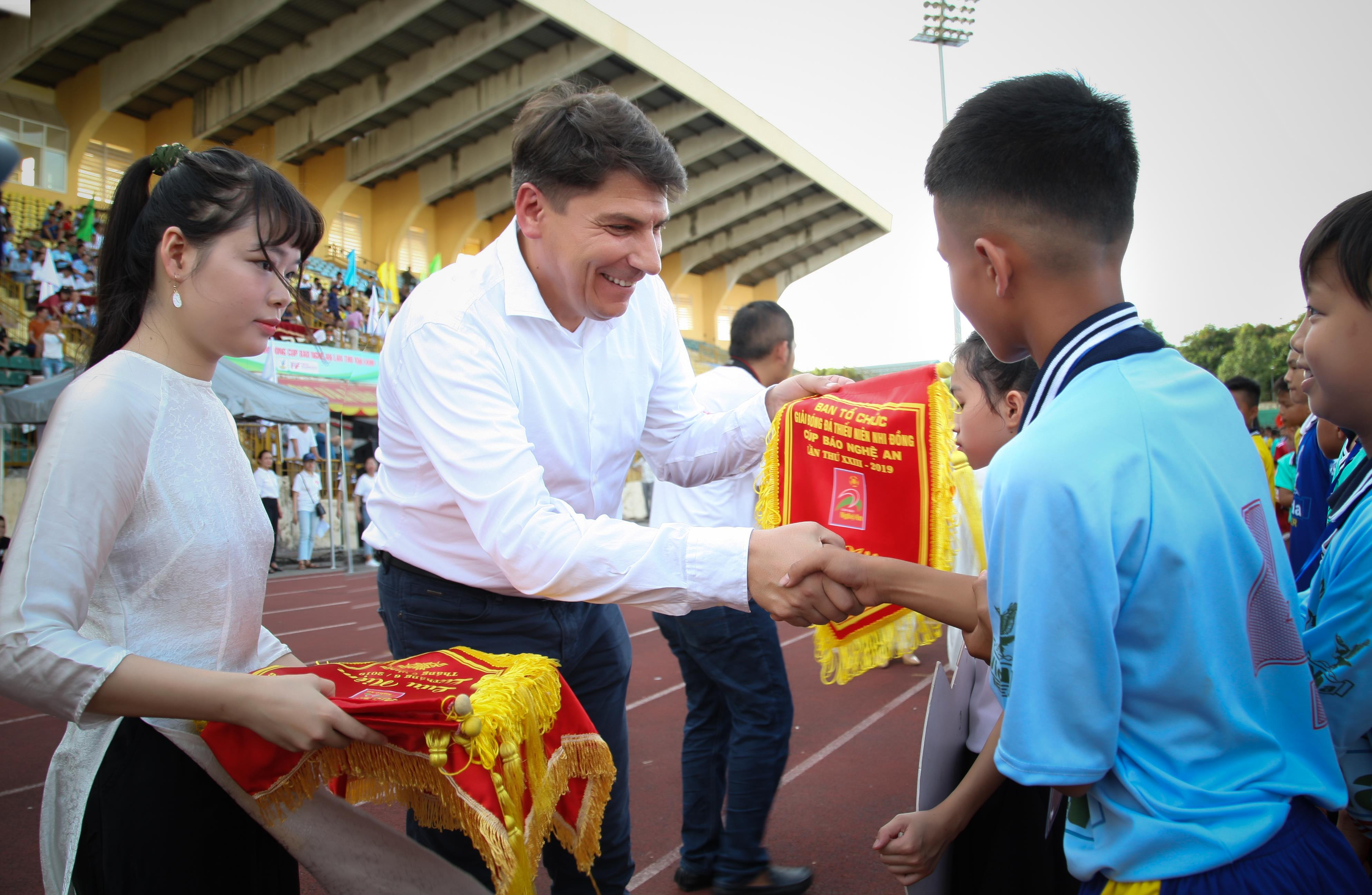 Ông Pascal Vaudequin - Phó Giám đốc Trung tâm Đào tạo bóng đá PVF trao cờ lưu niệm và động viên các cầu thủ nhí. Ảnh: Nguyễn Đạo