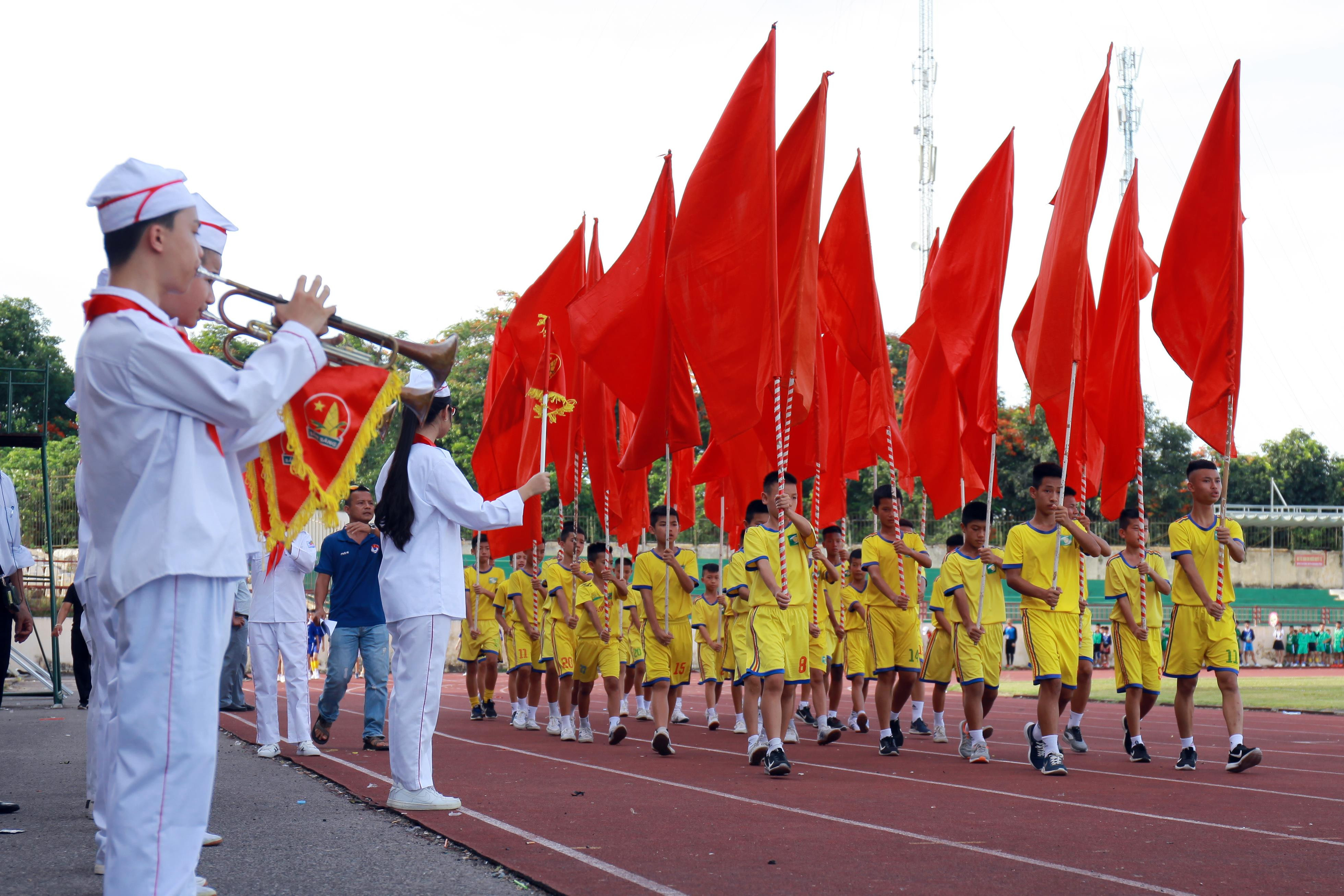 Lễ diễu hành của hơn 500 vận động viên thiếu niên - nhi đồng tham gia Cúp báo. Ngoài ra, còn có sự góp mặt của các cầu thủ trẻ đang tập luyện trong màu cờ sắc áo của đội bóng Sông Lam Nghệ An. Ảnh: Sách Nguyễn
