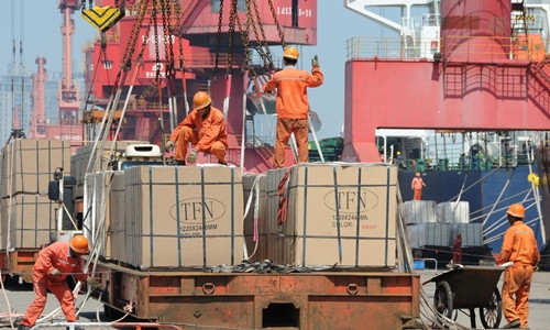 Công nhân xếp hàng xuất khẩu lên cần cẩu tại bến cảng thành phố Liên Vận Cảng, tỉnh Giang Tô, Trung Quốc hôm 7/6. Ảnh: Reuters.