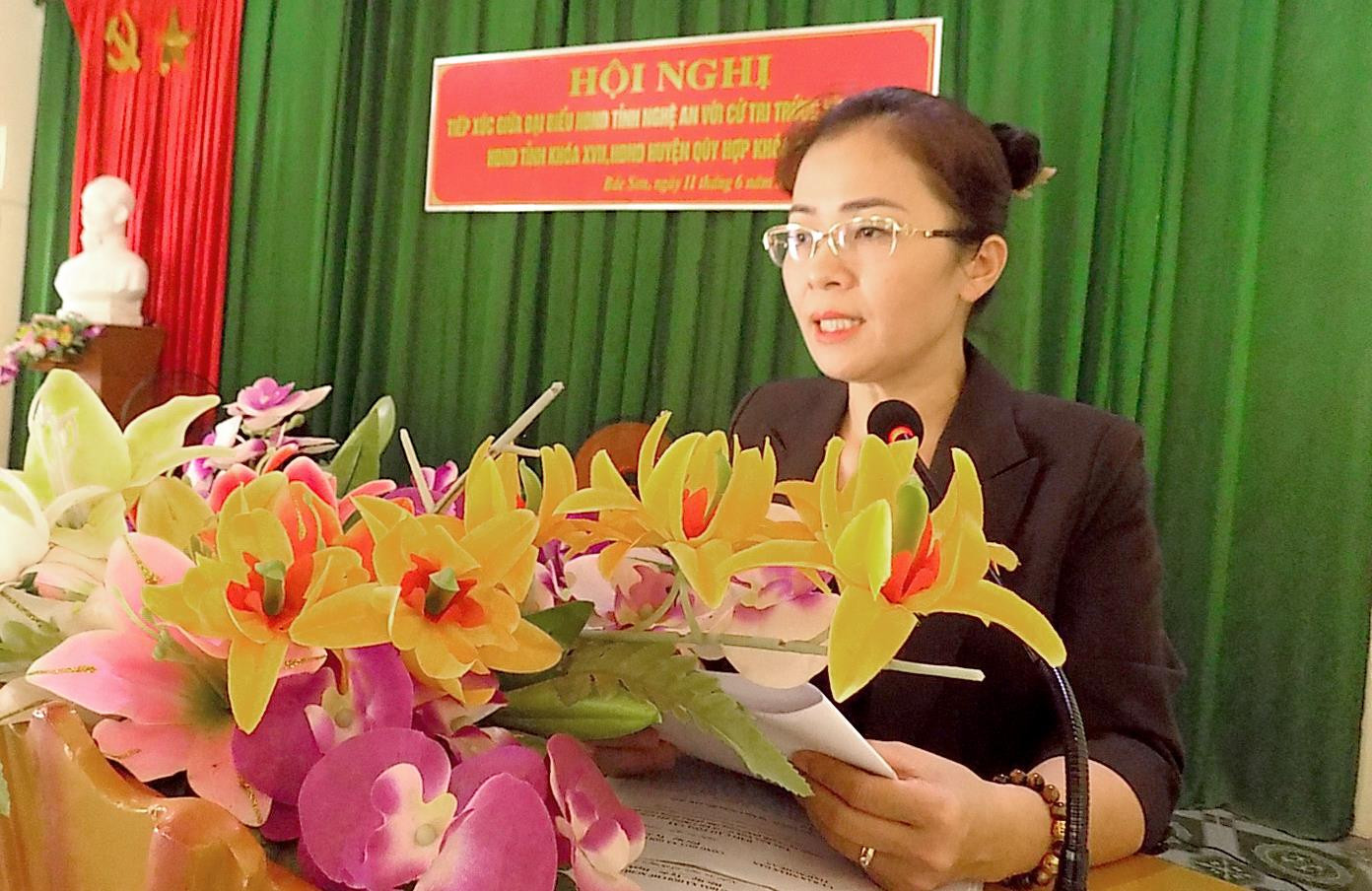 Bà Võ Thị Minh sinh trả lời kiến nghị của cử tri xã Bắc Sơn, Quỳ Hợp. Ảnh: Thu Hường