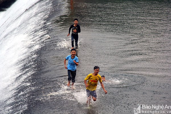 Ngoài ra, nắng nóng có tác động và gây tình trạng mất nước, kiệt sức, đột quỵ do sốc nhiệt đối với cơ thể người khi tiếp xúc lâu với nền nhiệt độ cao.