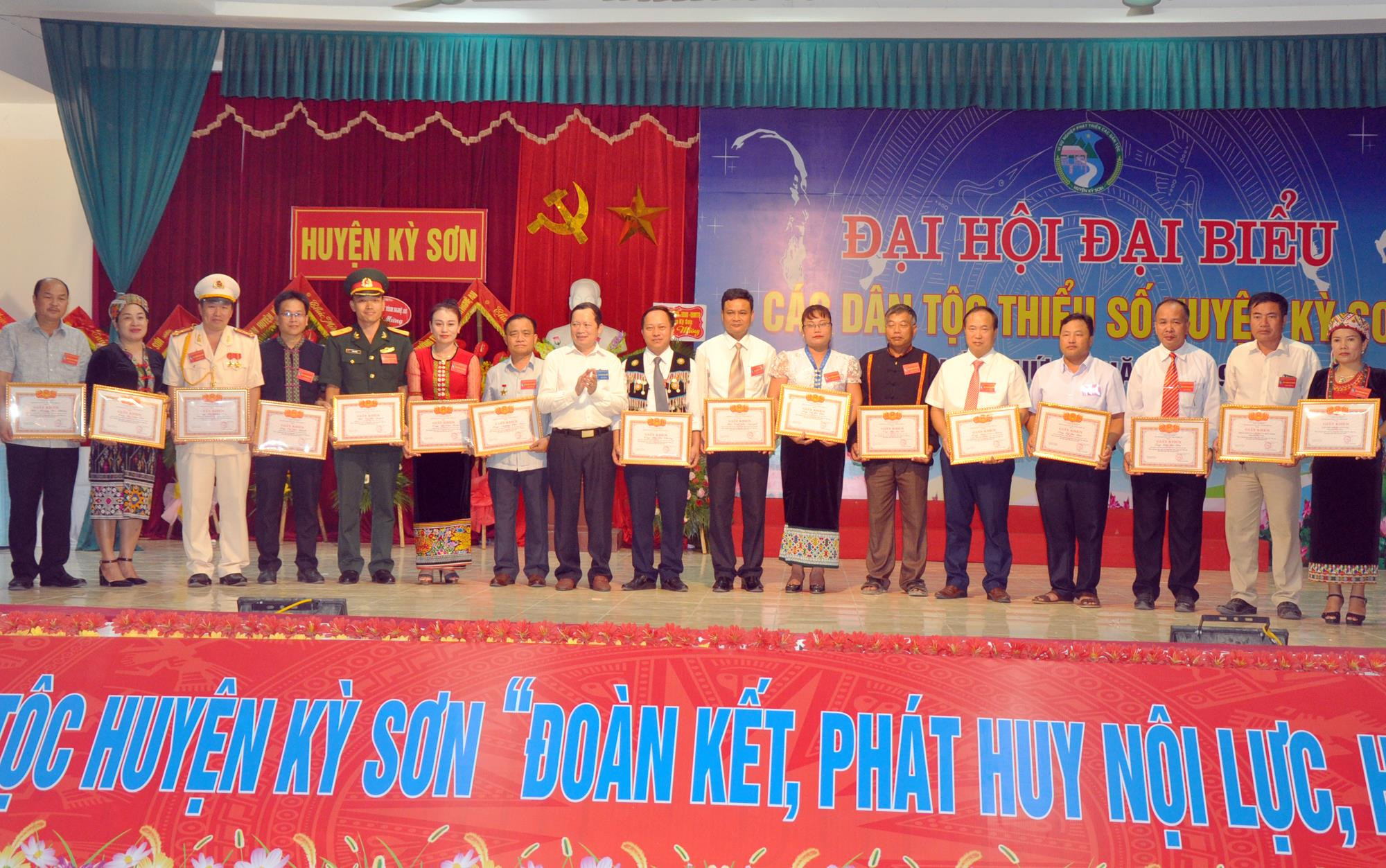 Đồng chí Lương Thanh Hải - Ủy viên BCH Đảng bộ tỉnh, Trưởng Ban Dân tộc trao tặng Giấy khen cho các tập thể có thành tích xuất sắc trong thực hiện chính sách dân tộc. Ảnh: Công Kiên