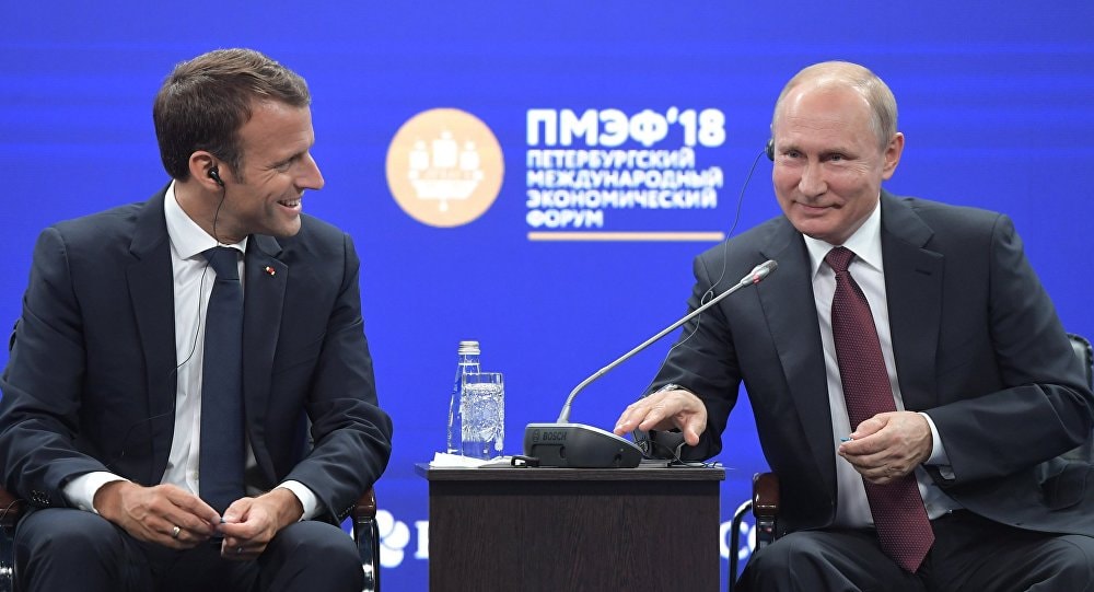 Tổng thống Pháp Emmanuel Macron và Tổng thống Nga Vladimir Putin. Ảnh: Sputnik 