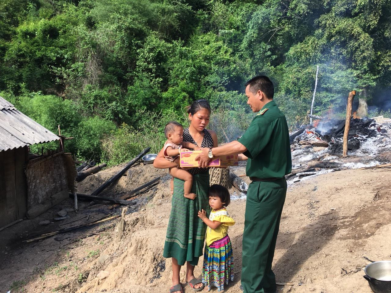 Đồn Biên phòng cửa khẩu quốc tế Nậm Cắn đến thăm hỏi, hỗ trợ gia đình anh Hải. Ảnh: Hải Thượng