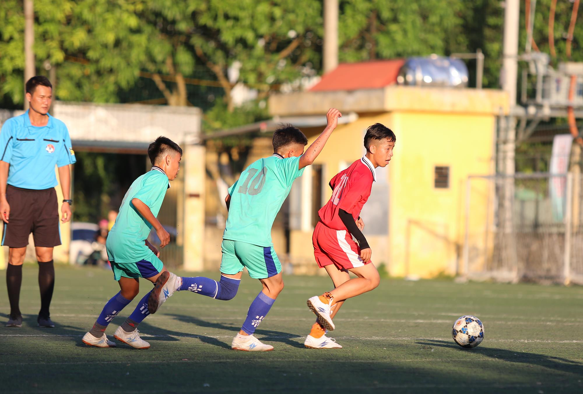 Đội TN Tân Kỳ nổi trội hơn TN Đô Lượng cả về thể lực lẫn kỹ thuật. Ảnh: Đức Anh