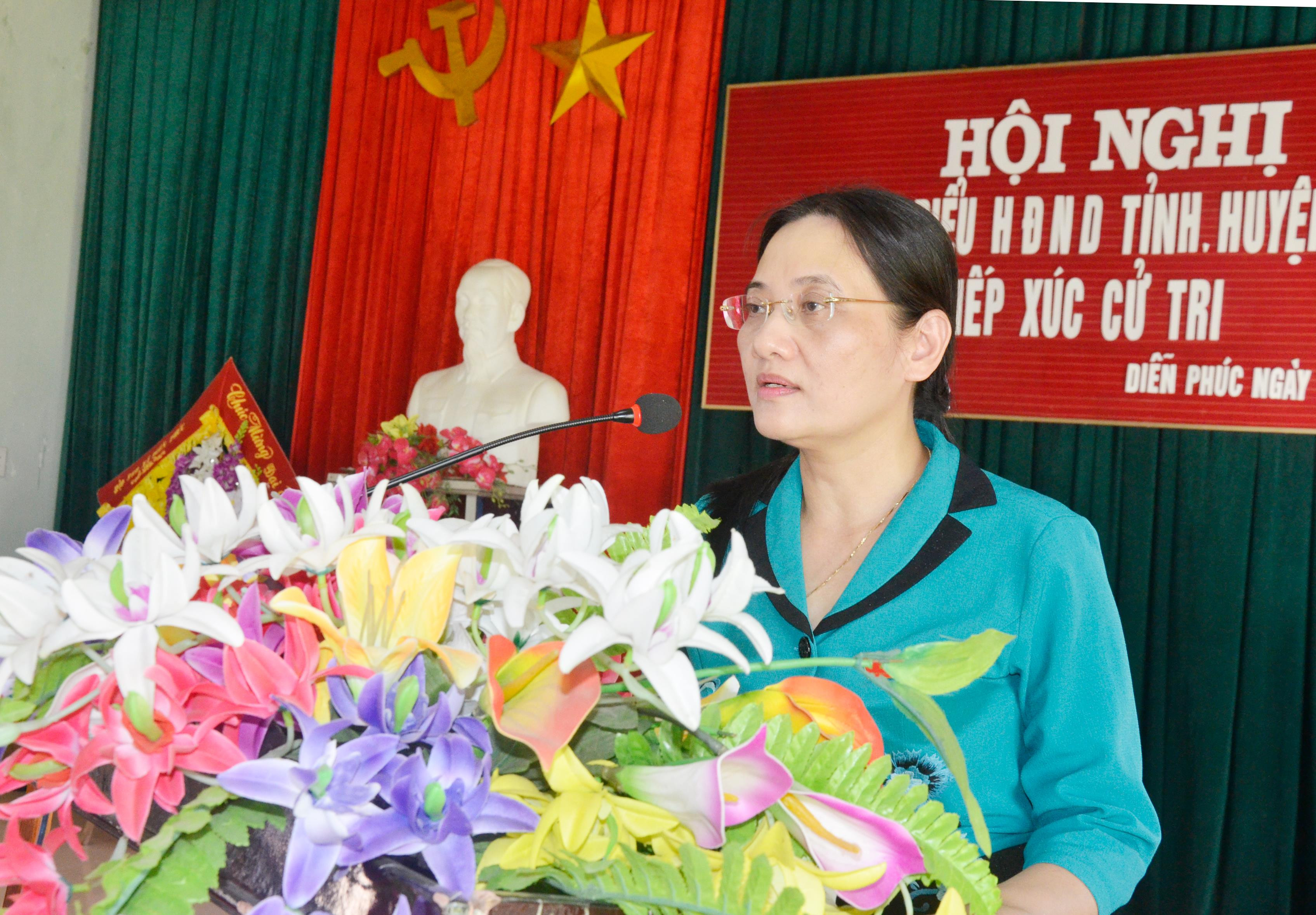 Phó Chủ tịch HĐND tỉnh Cao Thị Hiền trả lời, giải trình các kiến nghị của cử tri huyện Diễn Châu. Ảnh: Thanh Lê
