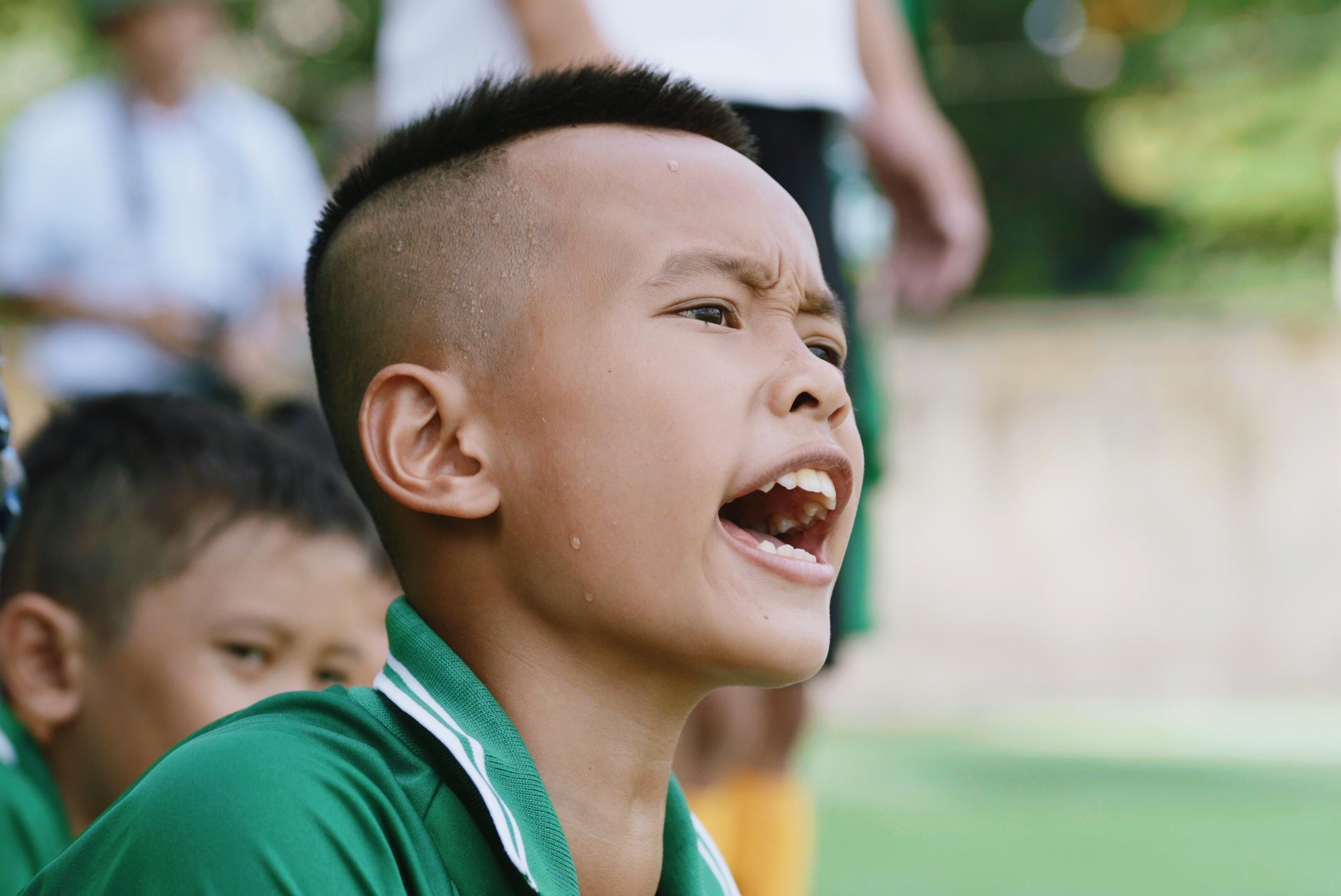 Một cầu thủ hăng hái “chỉ đạo” đồng đội thi đấu trên sân.