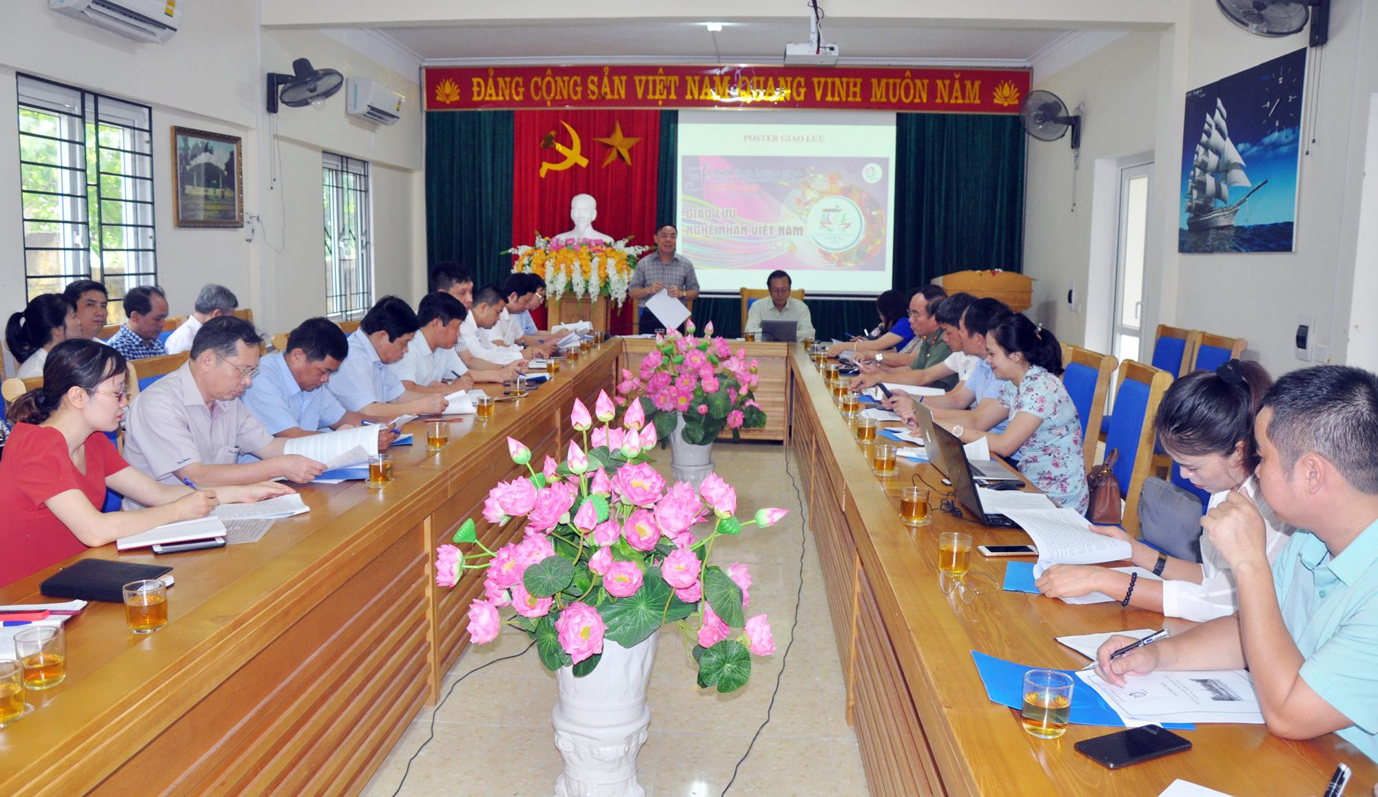Lãnh đạo Sở Du lịch và Hiệp hội Văn hóa Ẩm thực Việt Nam đồng chủ trì cuộc họp, cùng tham dự có đại diện các sở, ban, ngành cấp tỉnh và các đơn vị liên quan. 
