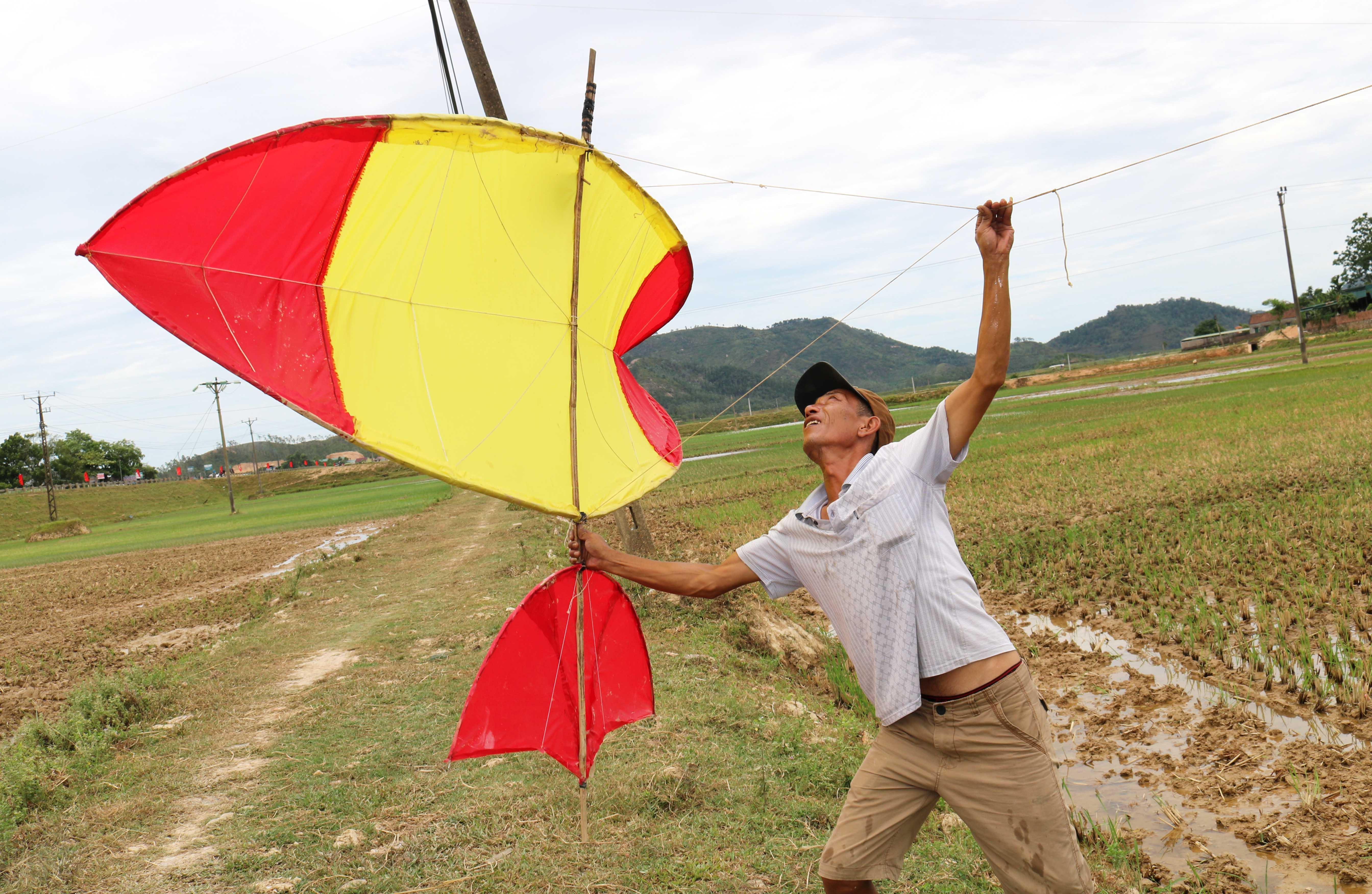 8.Không ít người thợ xây, thợ mộc ở “làng diều” khi đi làm cũng mang theo diều, trước khi làm việc, hay xong việc, gặp lúc gió lên cũng tranh thủ thả diều, chơi diều.