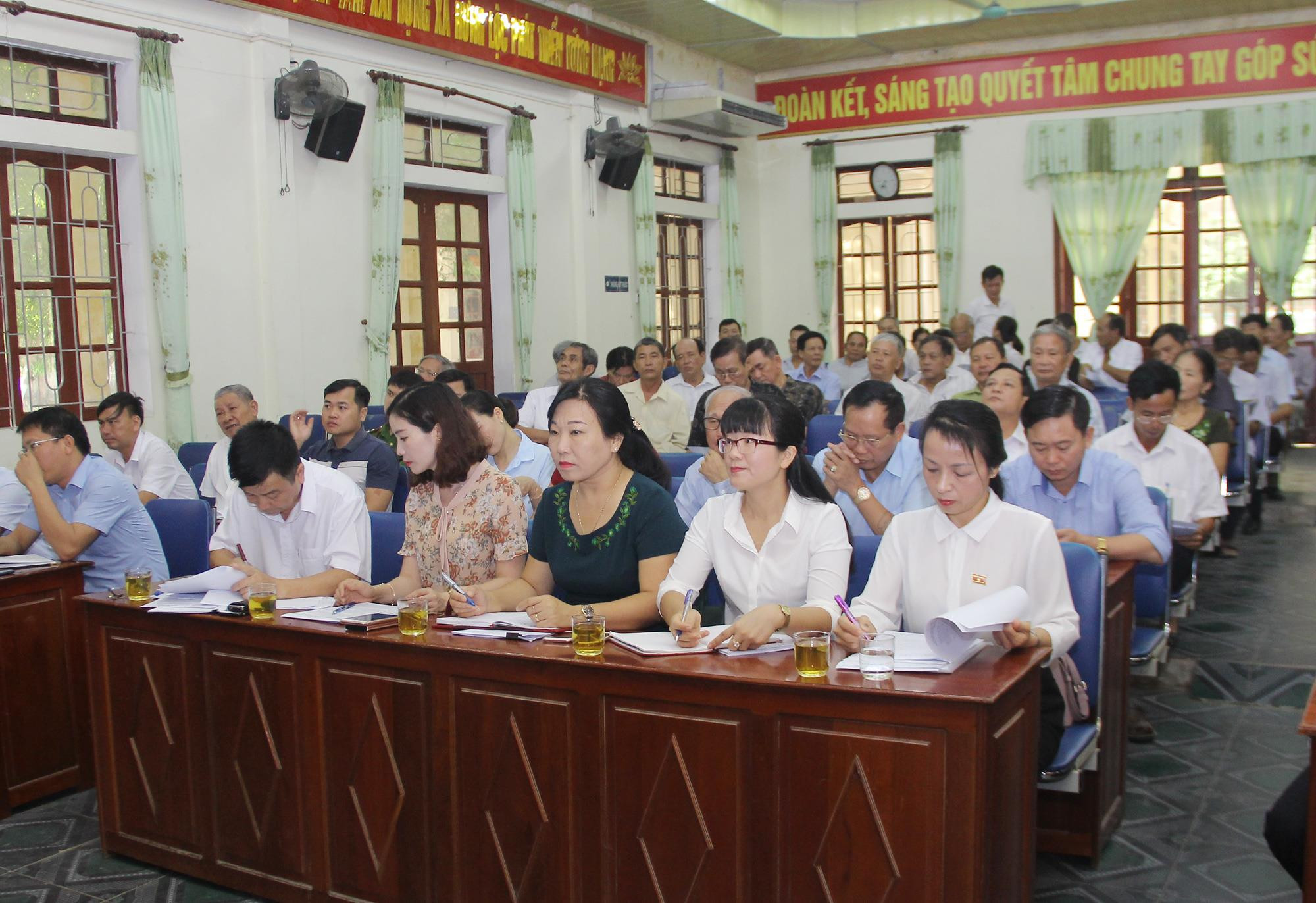 Các đại biểu HĐND tỉnh và HĐND thành phố tiếp xúc cử tri xã Hưng Lộc (thành phố Vinh). Ảnh: Mai Hoa