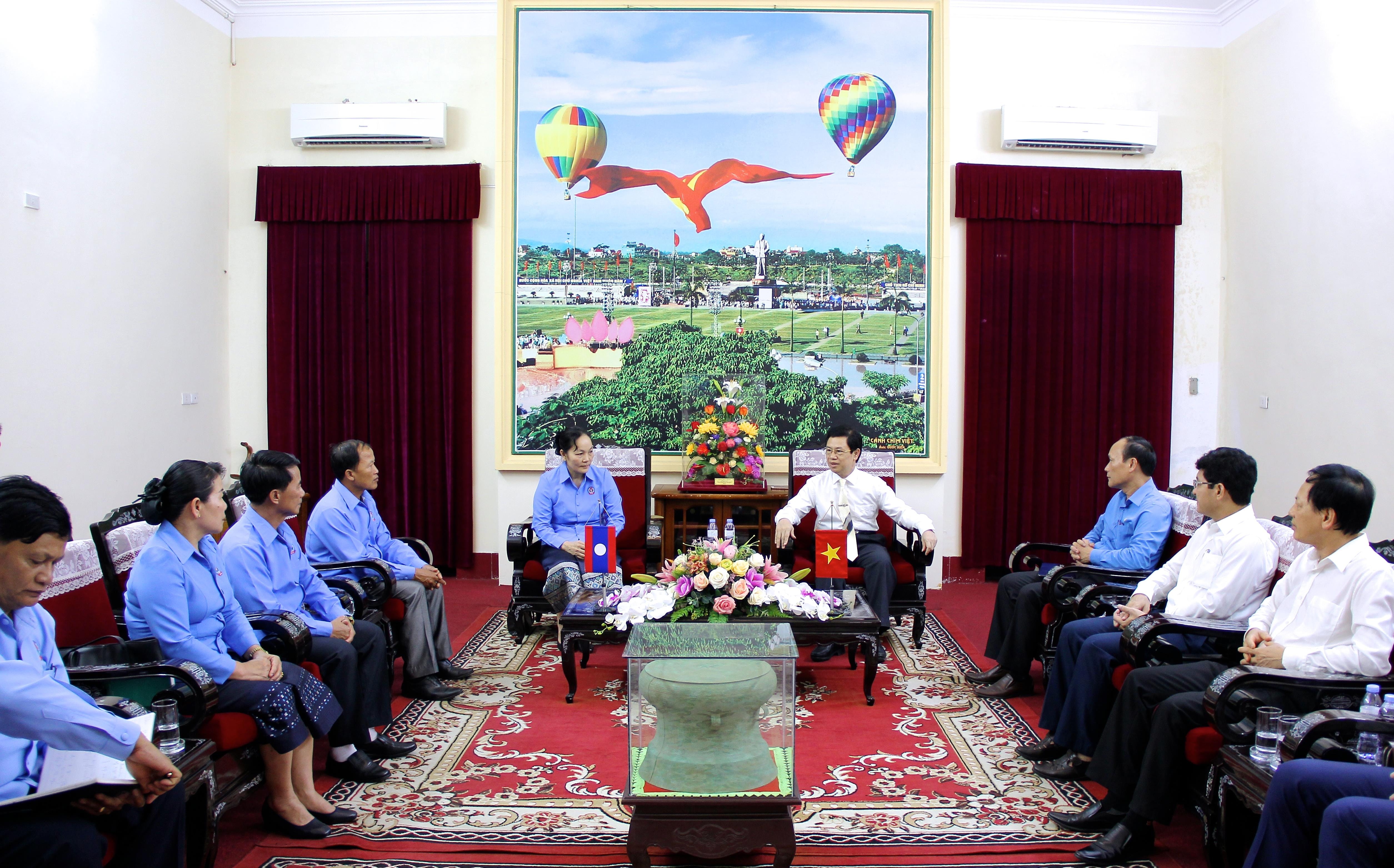 Tiếp đoàn về phía tỉnh Nghệ An có 