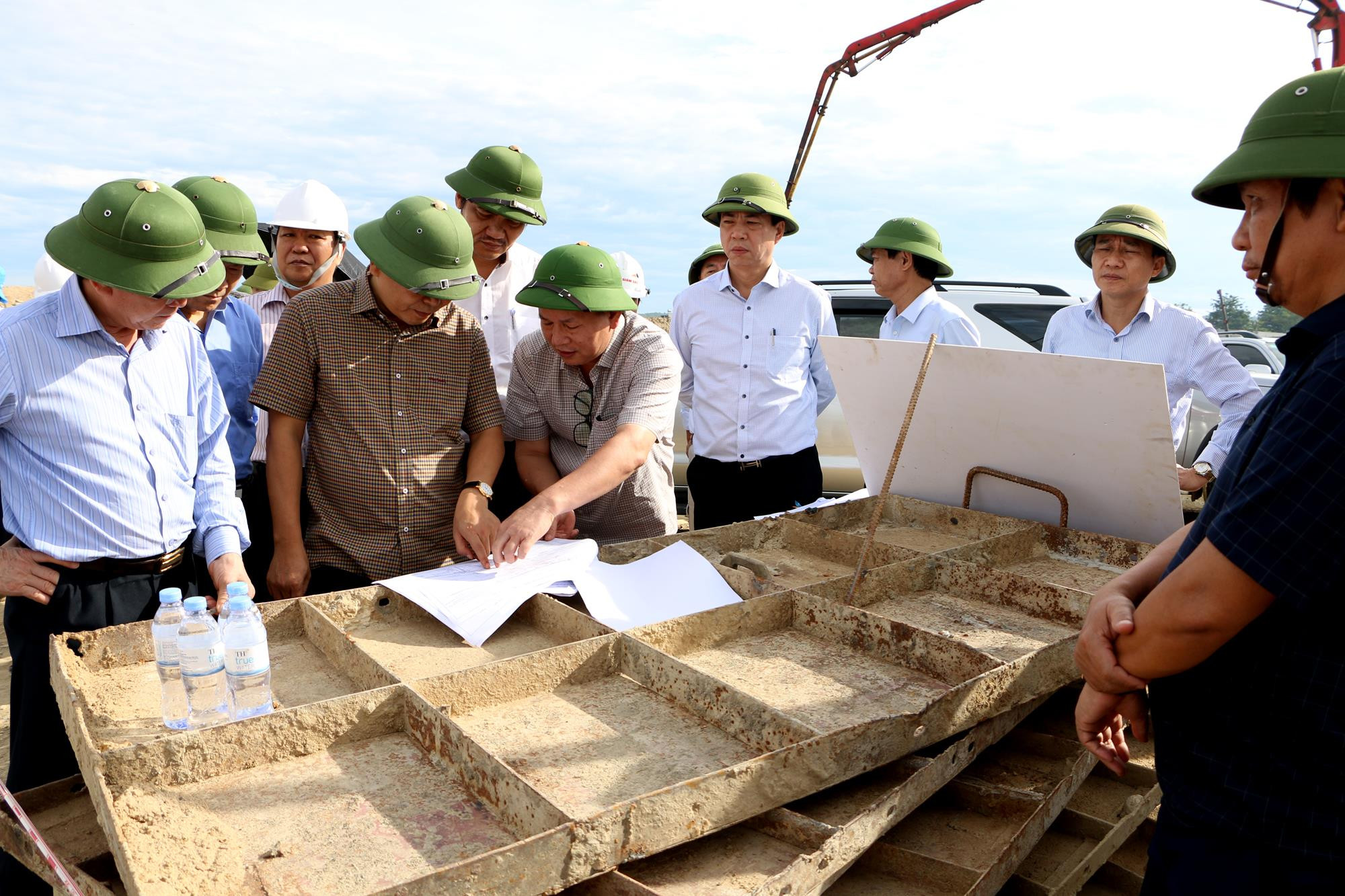 Đoàn công tác kiểm tra tiến độ thi công Dự án Bara Đô Lương tại huyện Đô Lương. Ảnh: Nguyễn Hải