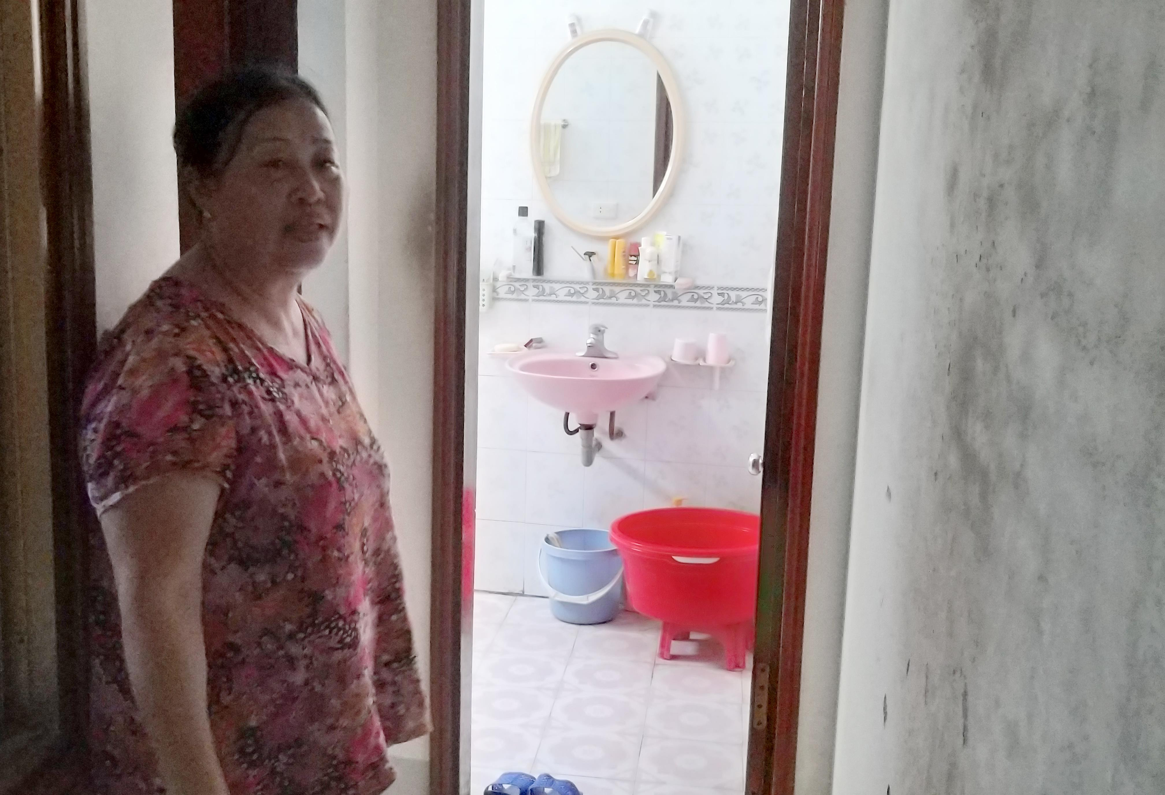 Phần diện tích nhà bếp, công trình phụ của gia đình bà Châu mà phường Quang Trung, TP Vinh cho rằng đang nằm trong bìa đỏ của gia đình ông Hậu. Ảnh: P.B
