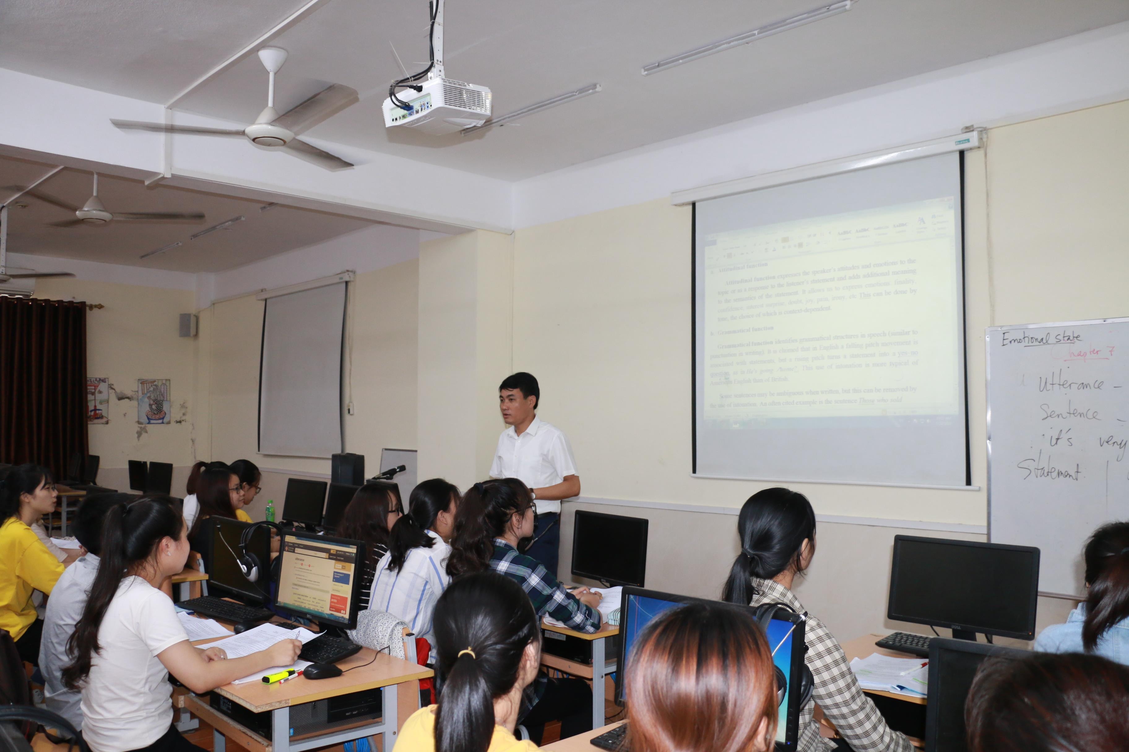 Giờ học Ngoại ngữ của sinh viên sư phạm. Ảnh: Mỹ Hà