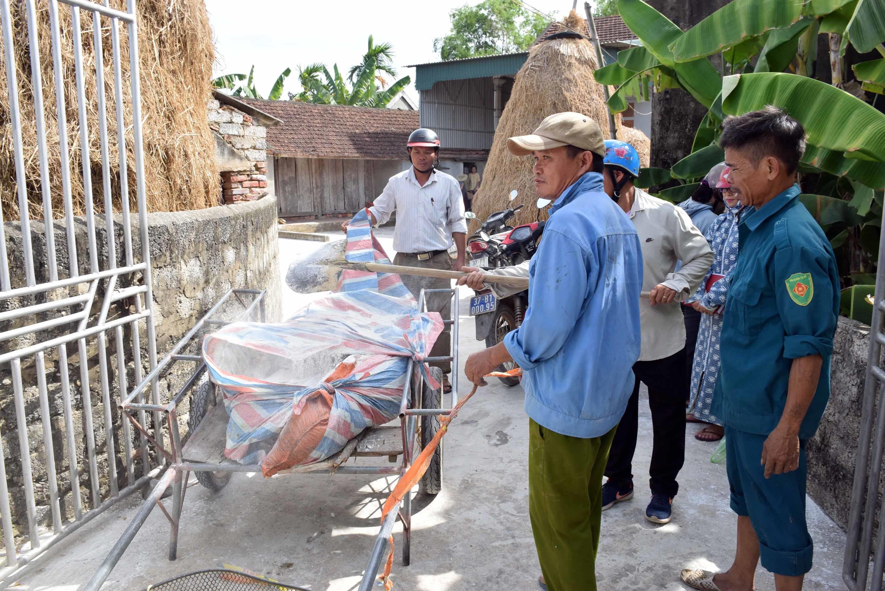 Lực lượng tiêu hủy lợn bị dịch tả lợn châu Phi tại xóm Đông Phú, xã Hậu Thành không mặc đồ bảo hộ, đi găng tay, khẩu trang, là không đúng với quy định của cơ quan thú y. Ảnh: Xuân Hoàng