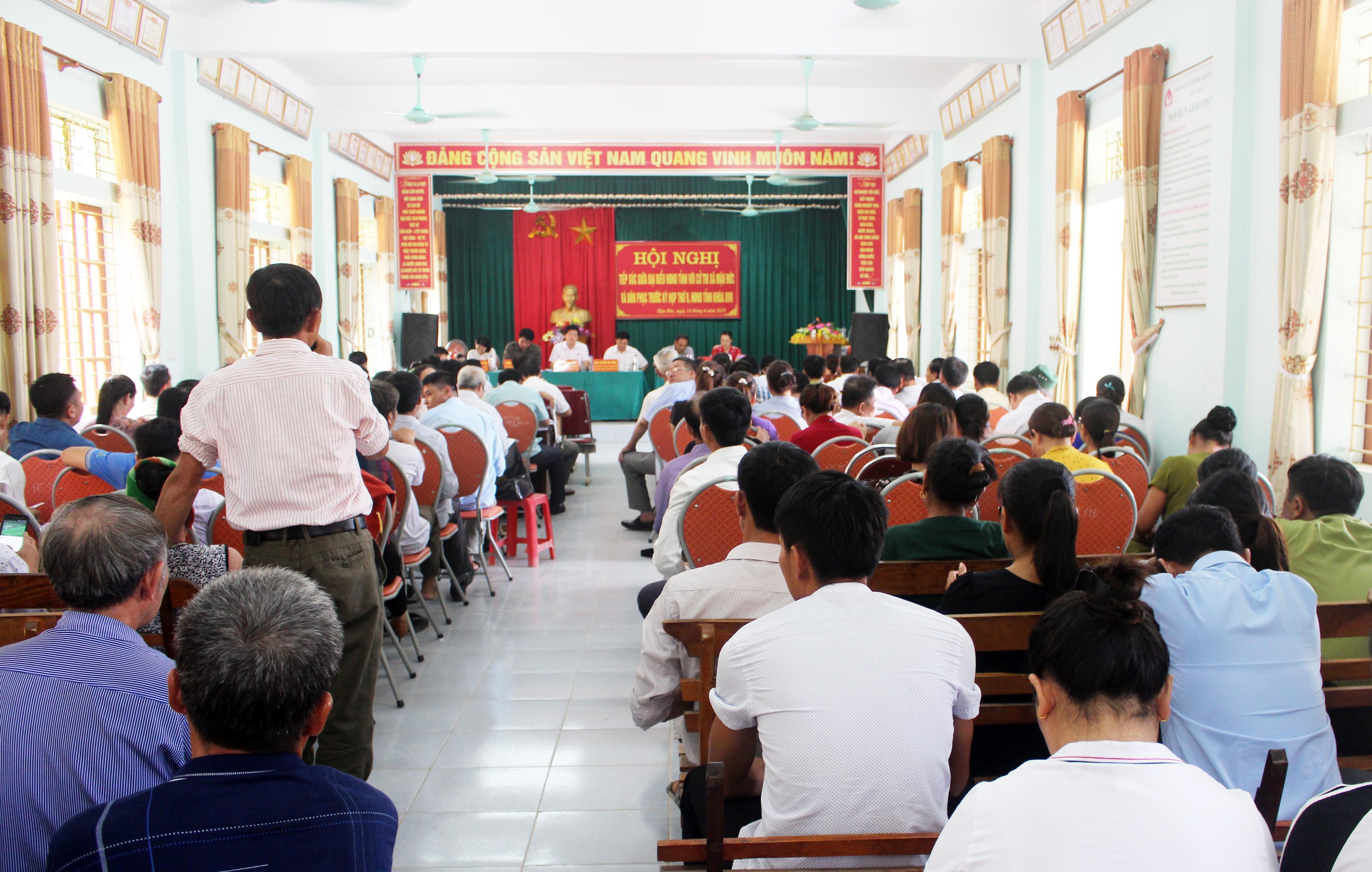 Đông đảo cử tri xã Mậu Đức (Con Cuông) tham gia buổi tiếp xúc với đại biểu HĐND tỉnh và huyện. Ảnh: Minh Hạnh 