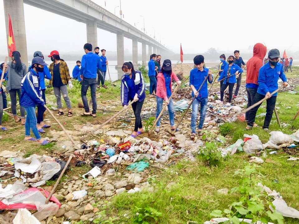 Biến bãi rác  thành sân chơi thể thao ở chân cầu Rộ. 