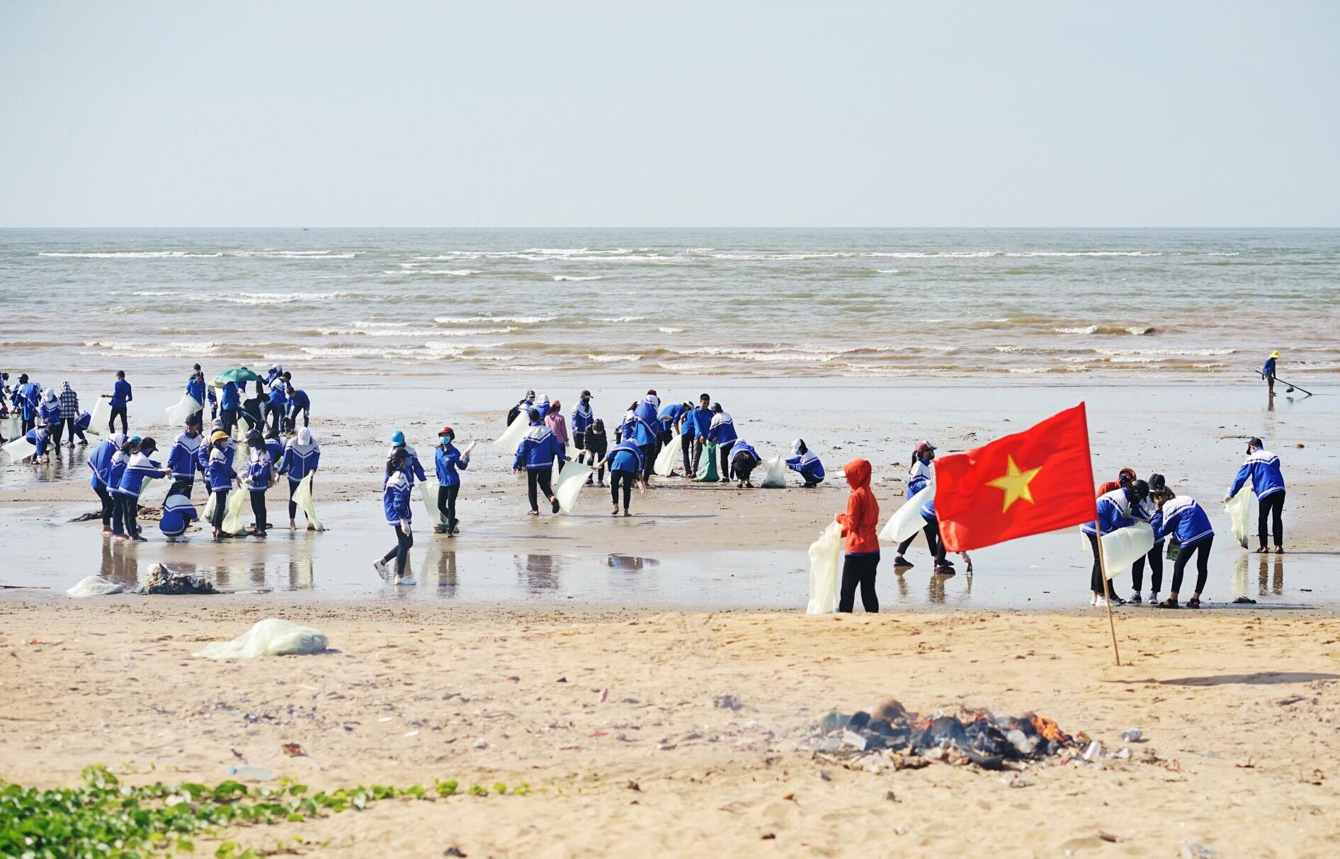 Đoàn viên thanh niên ra quân dọn rác làm sạch các bãi biển.