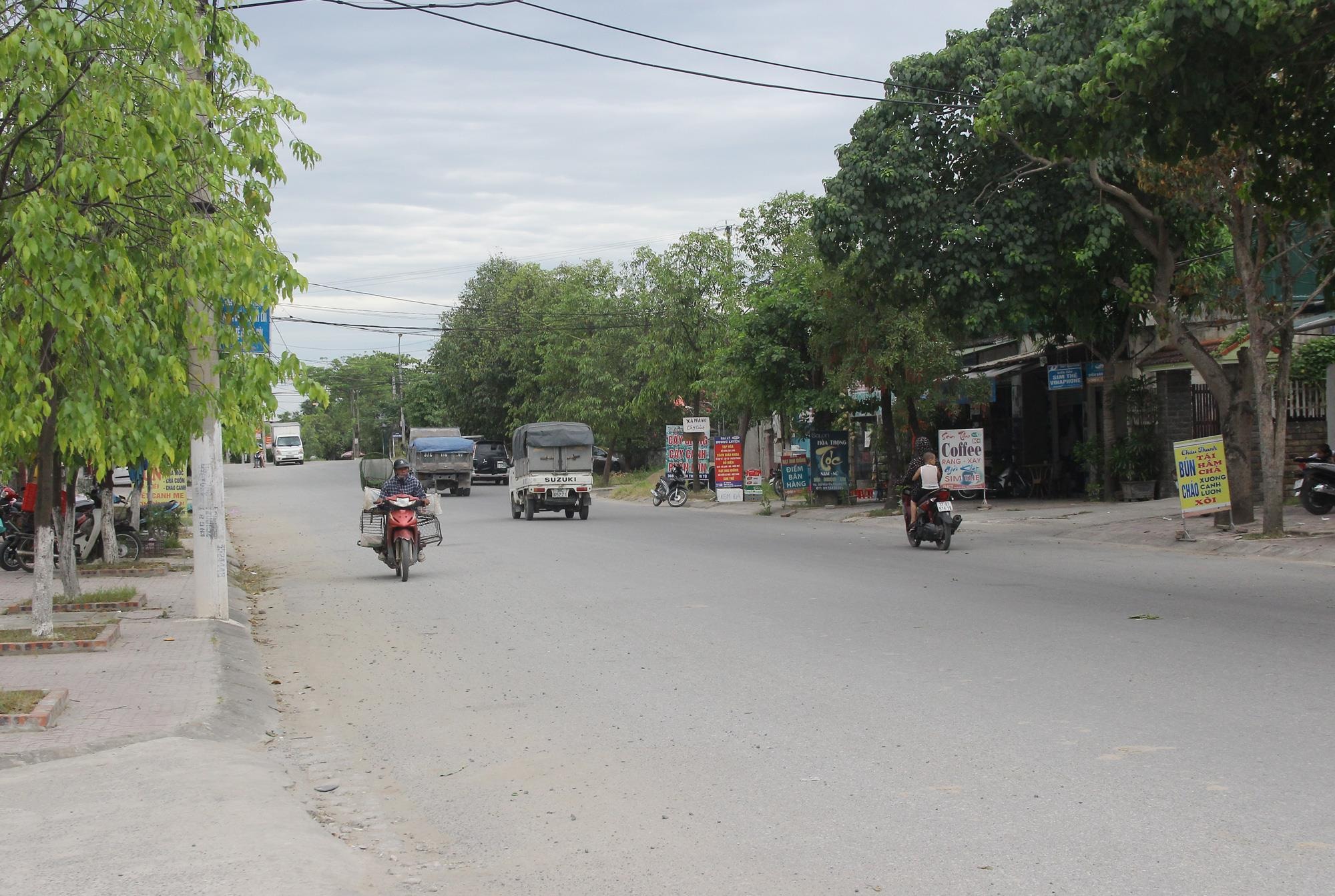 Cử tri phản ánh, dự án nâng cấp tuyến đường Nguyễn Trường Tộ khởi công hơn 1 năm nhưng chưa được triển khai và bất cập về hệ thống chiếu sáng. Ảnh: Mai Hoa