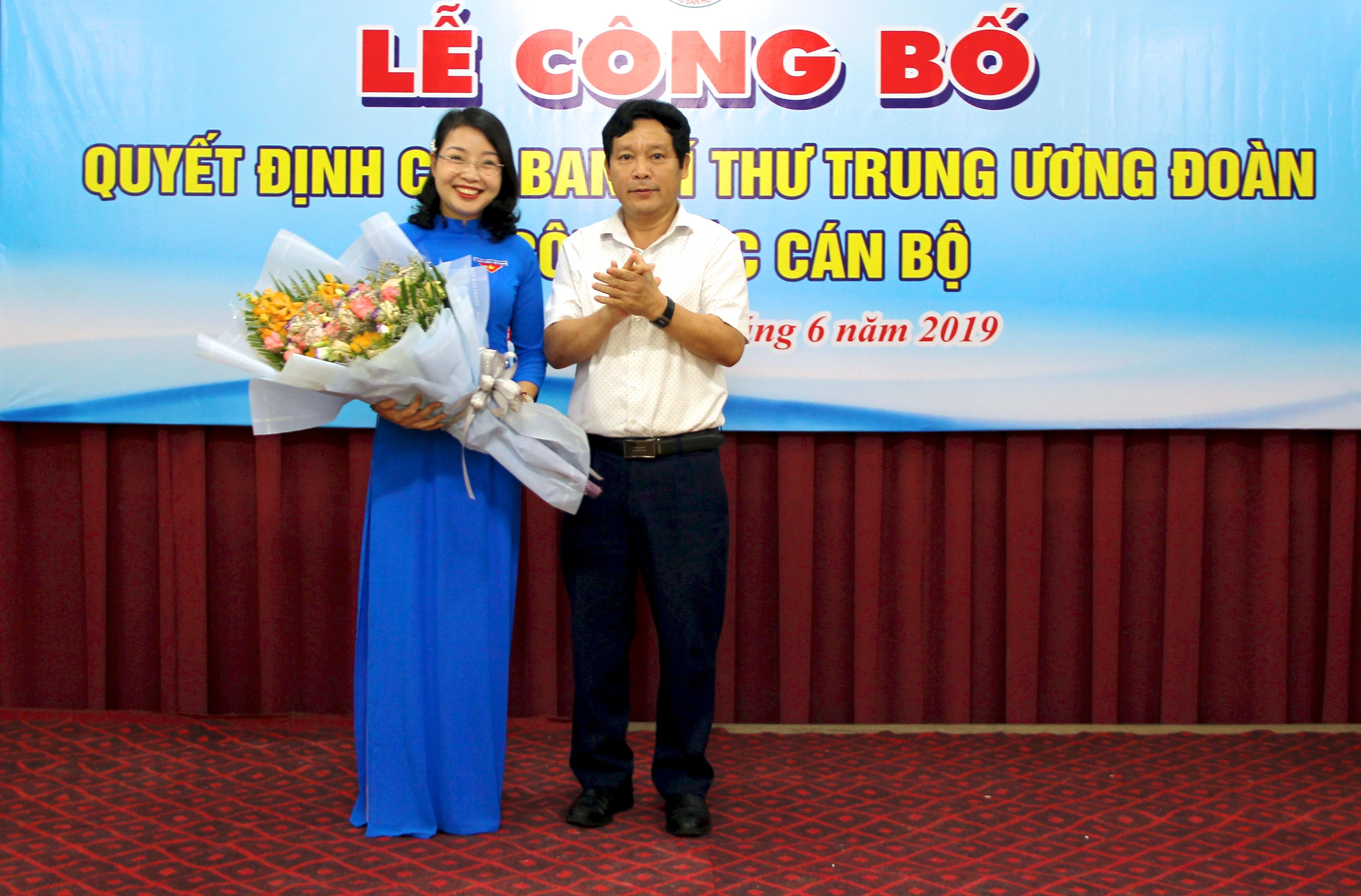Lãnh đạo Ban Tuyên giáo Tỉnh ủy tặng hoa chúc mừng đồng chí Nguyễn Thị Thơm. Ảnh: Mỹ Nga 