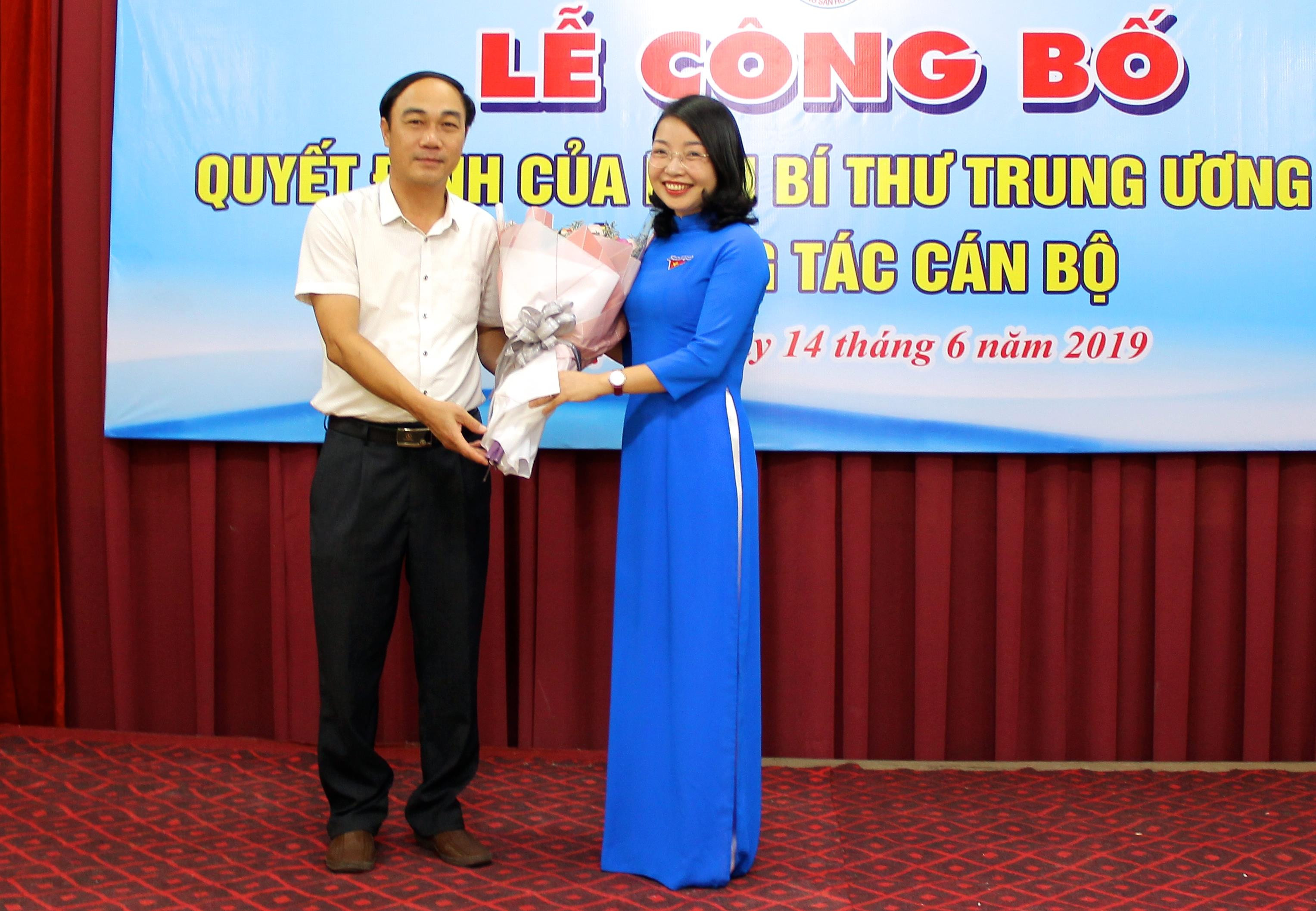 Lãnh đạo Ban Tuyên giáo Tỉnh ủy tặng hoa chúc mừng đồng chí Nguyễn Thị Thơm. Ảnh: Mỹ Nga 