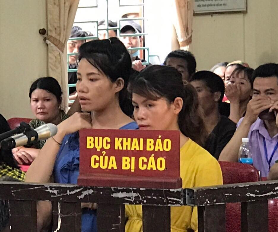 Bị cáo Hùng Thị Niêm và Hùng Thị Liên (từ trái sang phải) tại phiên tòa. Ảnh: An Quỳnh.