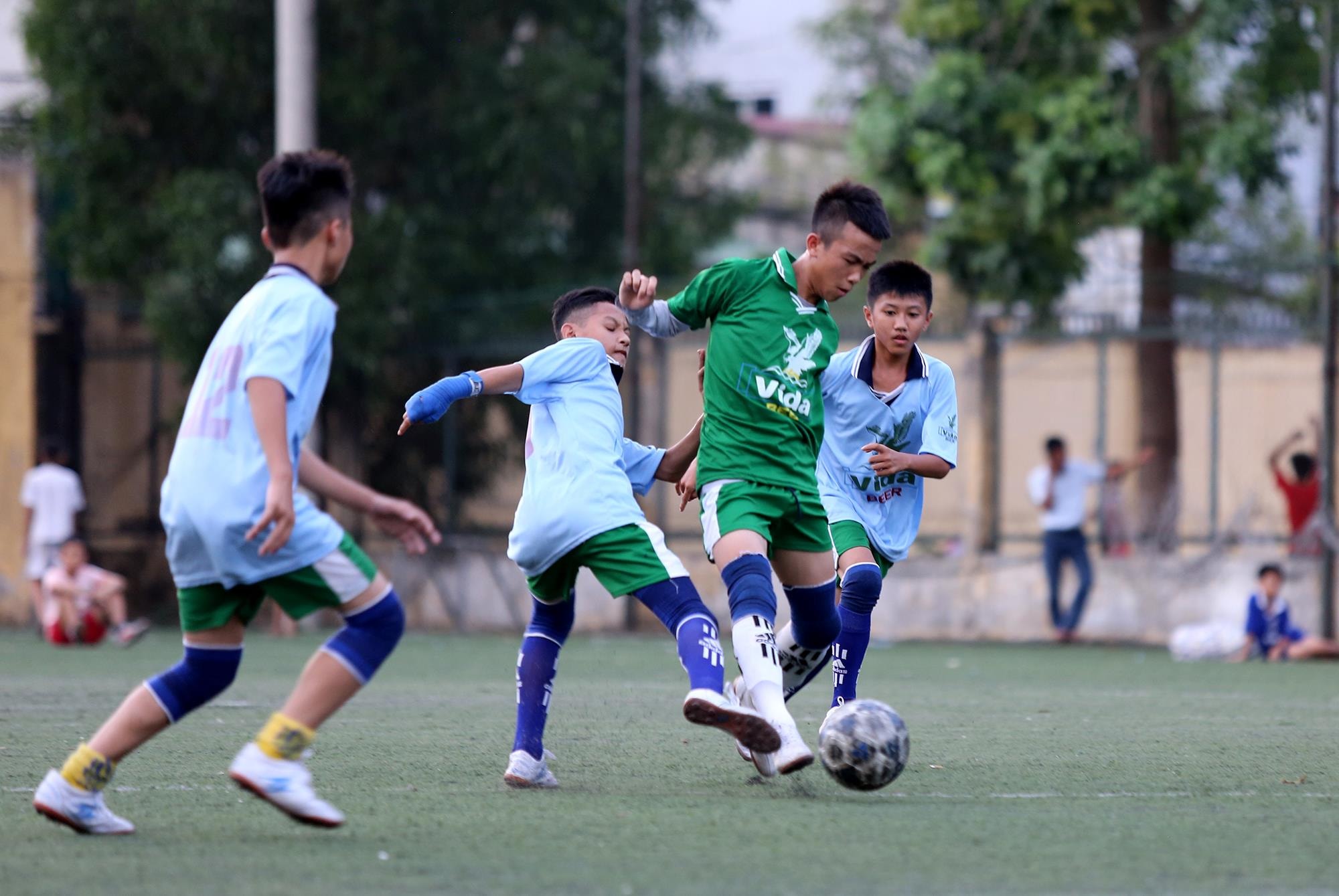 TN Quế Phong thực hiện phòng ngự số đông. Ảnh: Đức Anh