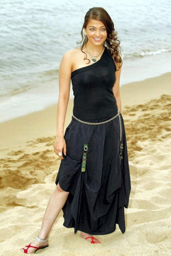 Người đẹp chọn trang phục cá tính khi dạo biển năm 2003.