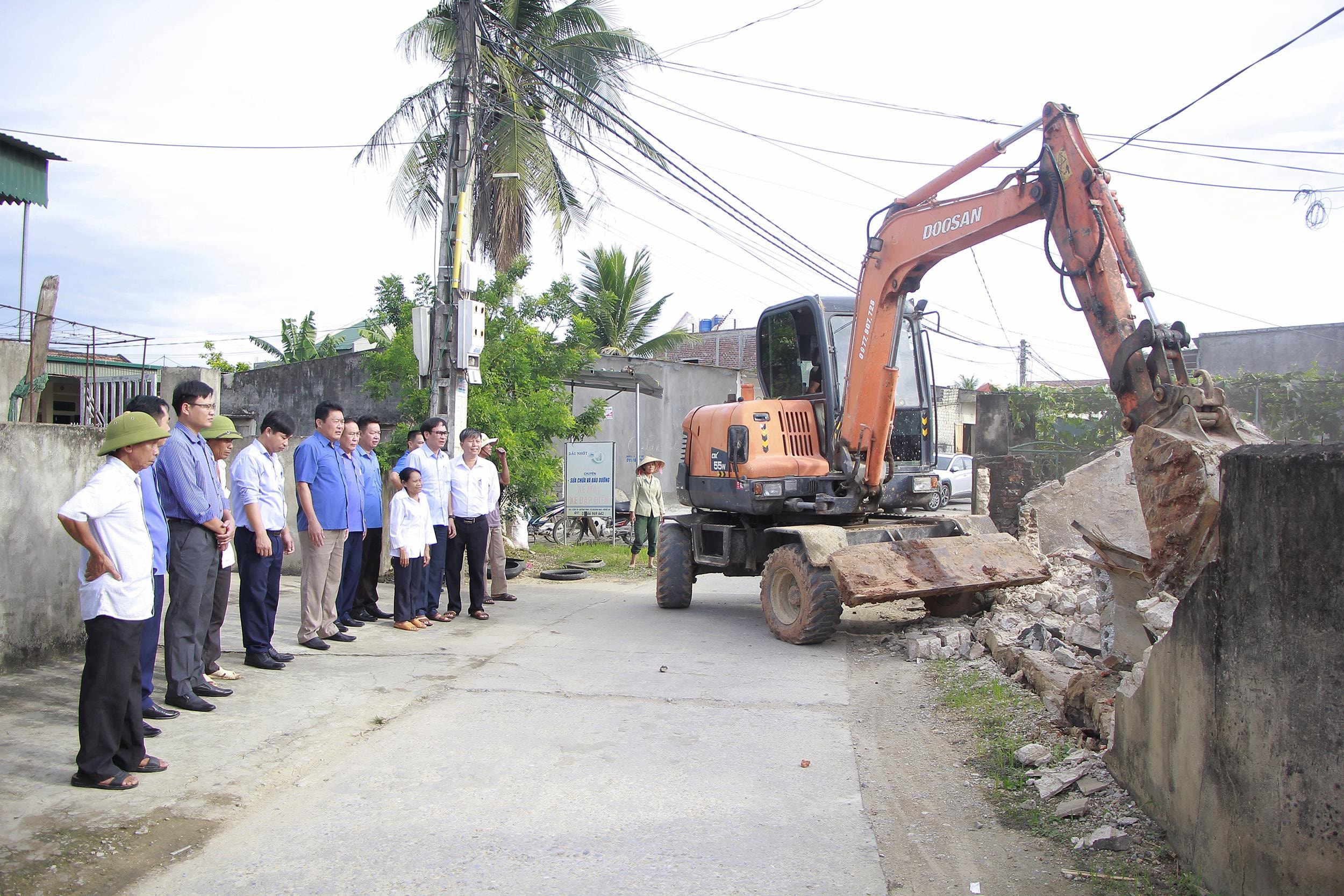 Tháo dỡ ngôi nhà cũ của gia đình bà Nguyễn Thị Lan để chuẩn bị xây nhà mới. Ảnh: Thanh Thủy