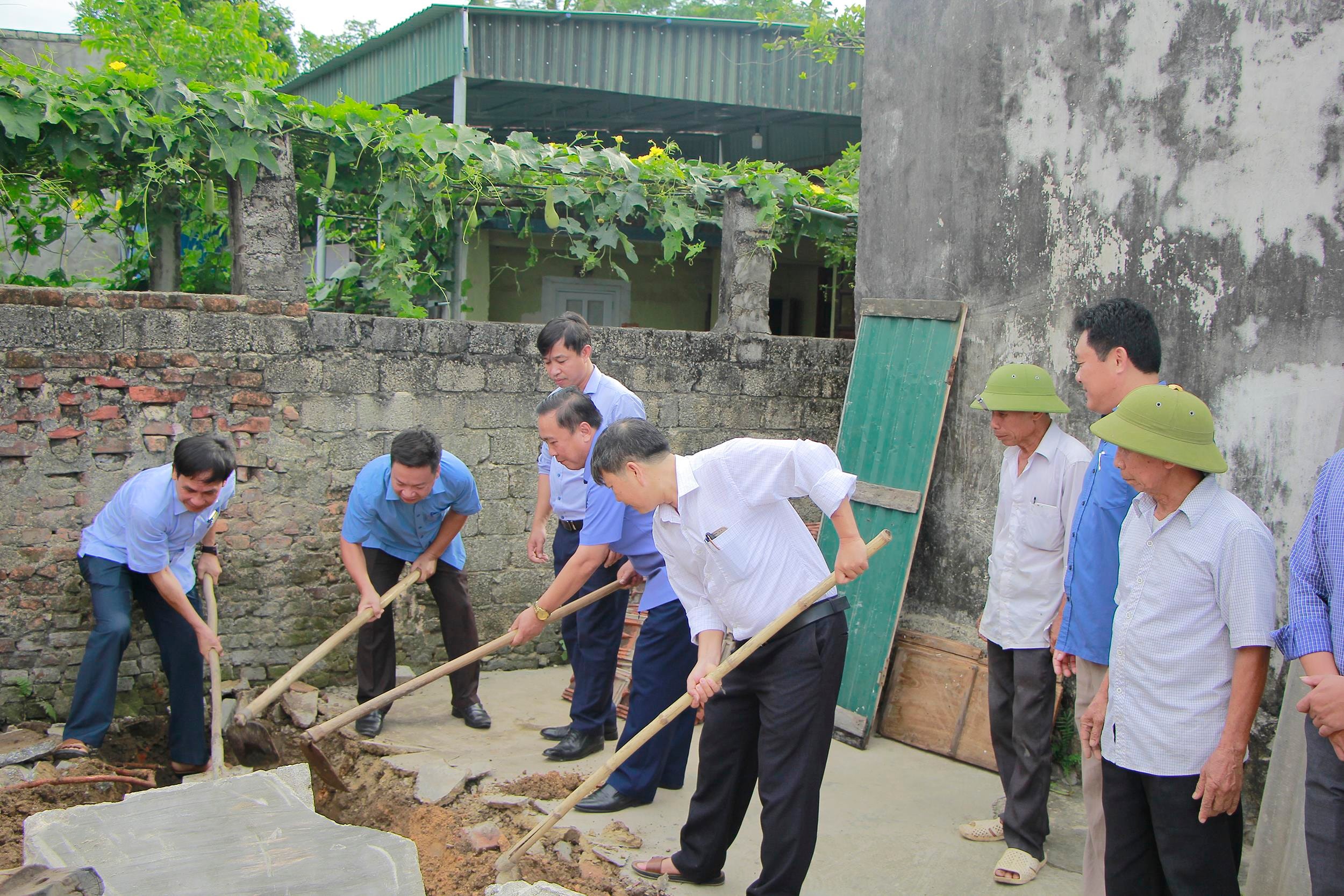 Lãnh đạo TX. Hoàng Mai động thổ nhà cho gia đình bà Nguyễn Thị Lan, thôn 15, xã Quỳnh Vinh. Ảnh: Thanh Thủy